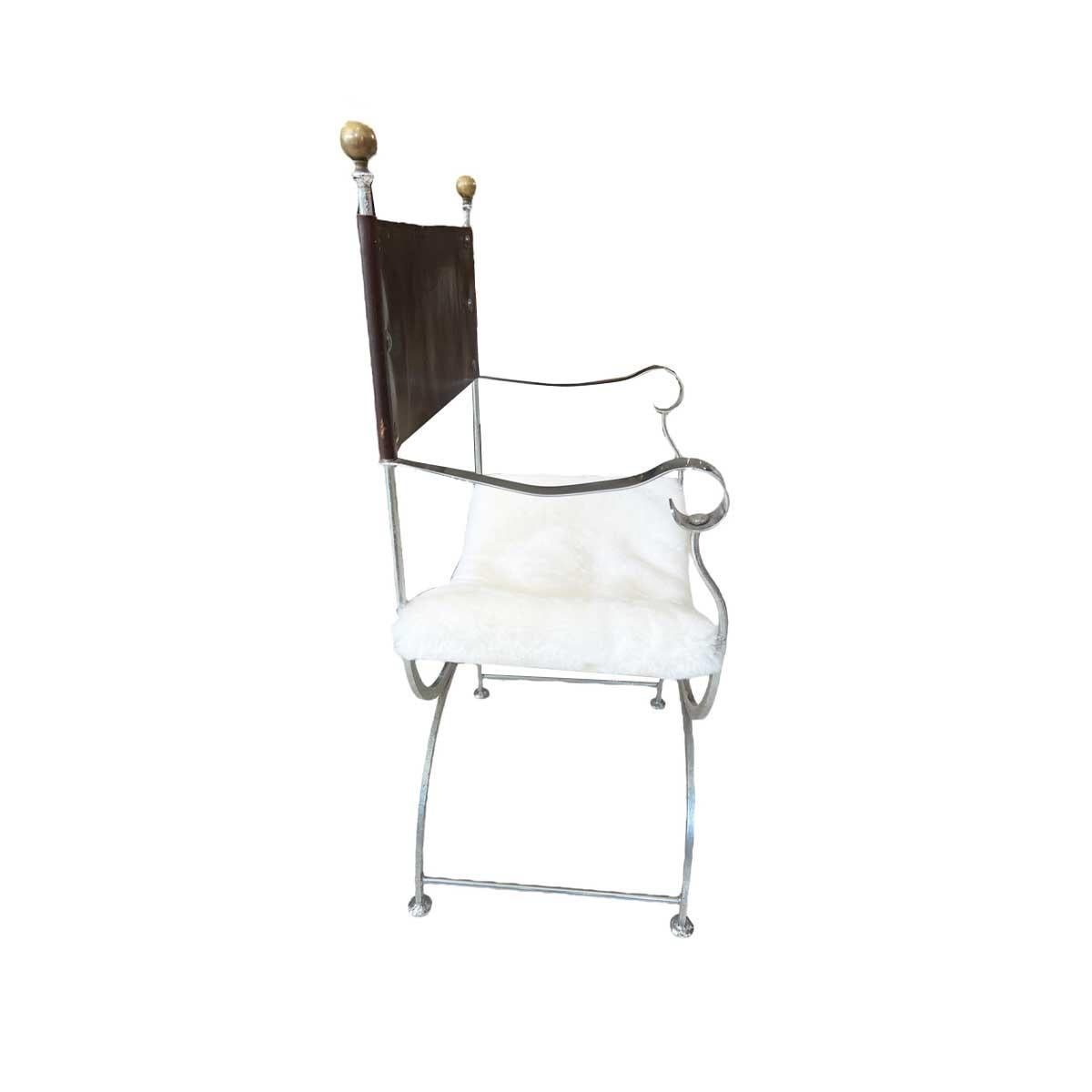 Introduisez une touche d'élégance historique et de confort luxueux dans votre maison avec ces chaises Savonarola en cuir et fourrure d'alpaga. Alliant le design distinctif des chaises Design/One à l'opulence du cuir et de la fourrure, ces pièces