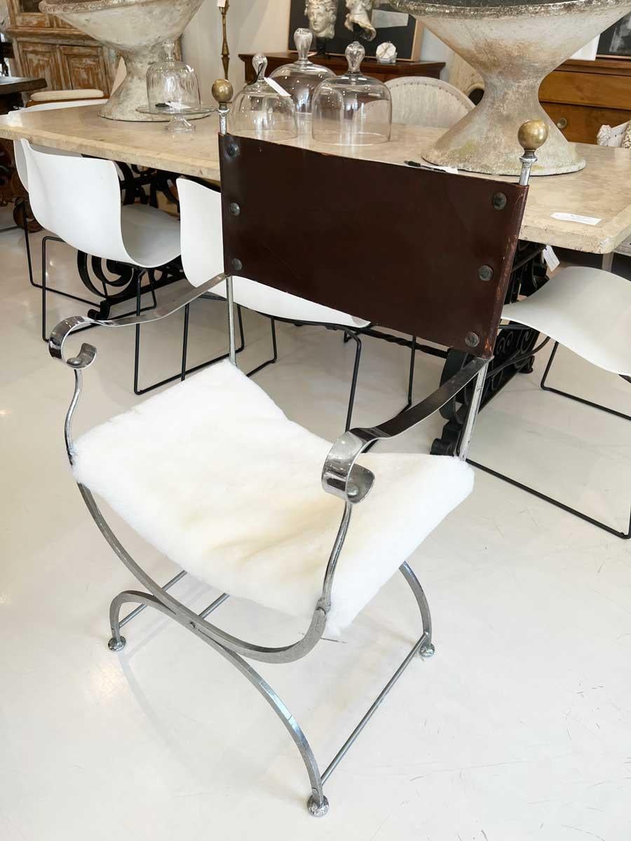 Métal Paire de chaises Savoanrola assise en fourrure d'alpaga en vente