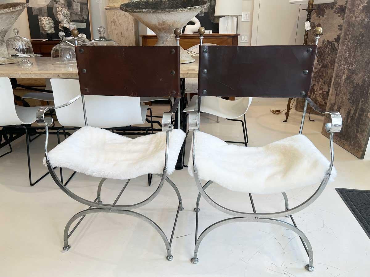 Paire de chaises Savoanrola assise en fourrure d'alpaga en vente 1