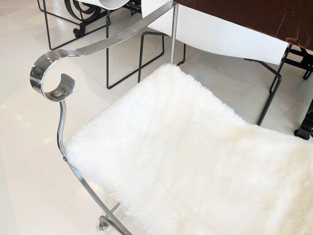Paire de chaises Savoanrola assise en fourrure d'alpaga en vente 3
