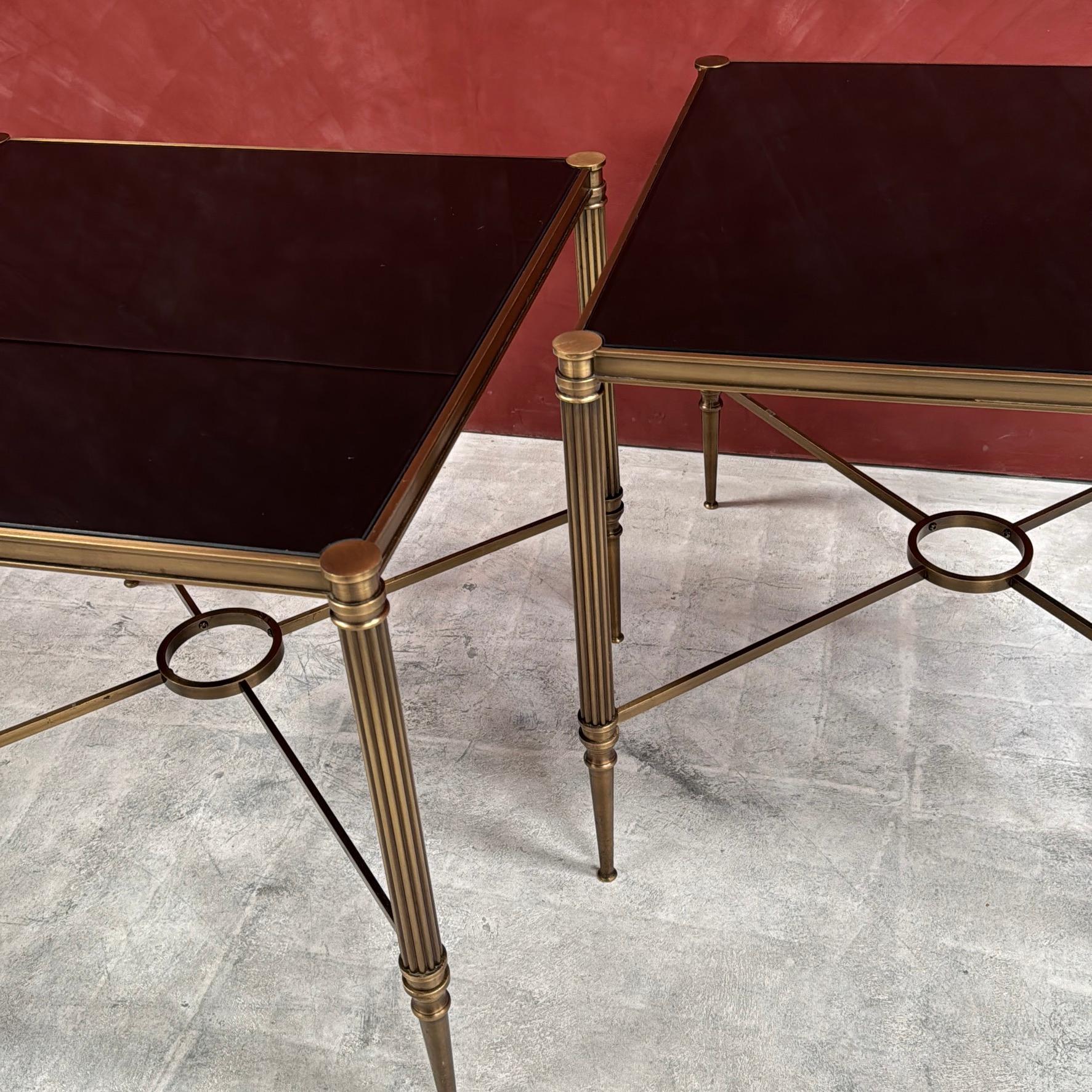 Pareja de Mesas auxiliares de bronce del Hotel Savoy con tapas de cristal negro en Bueno estado para la venta en Haywards Heath, GB