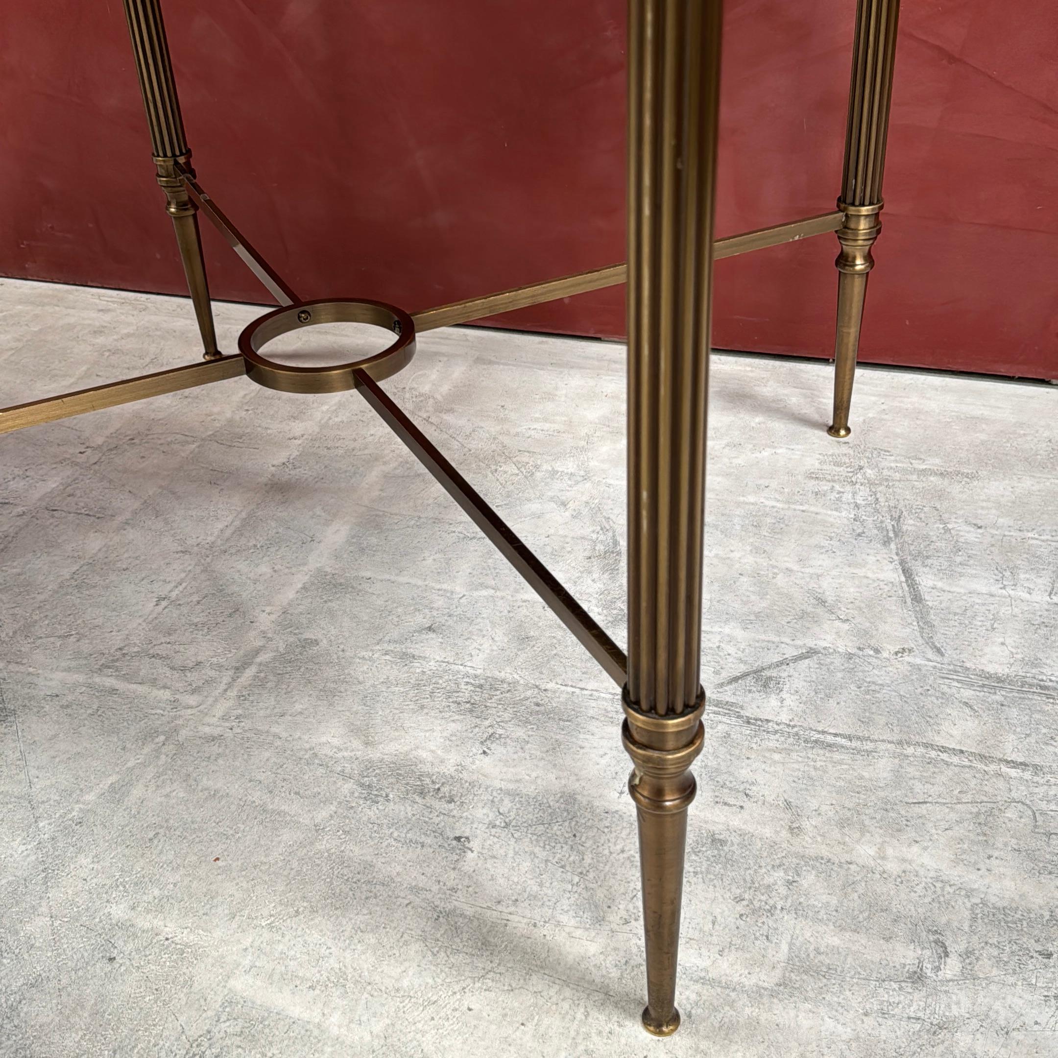 Pareja de Mesas auxiliares de bronce del Hotel Savoy con tapas de cristal negro Bronce en venta