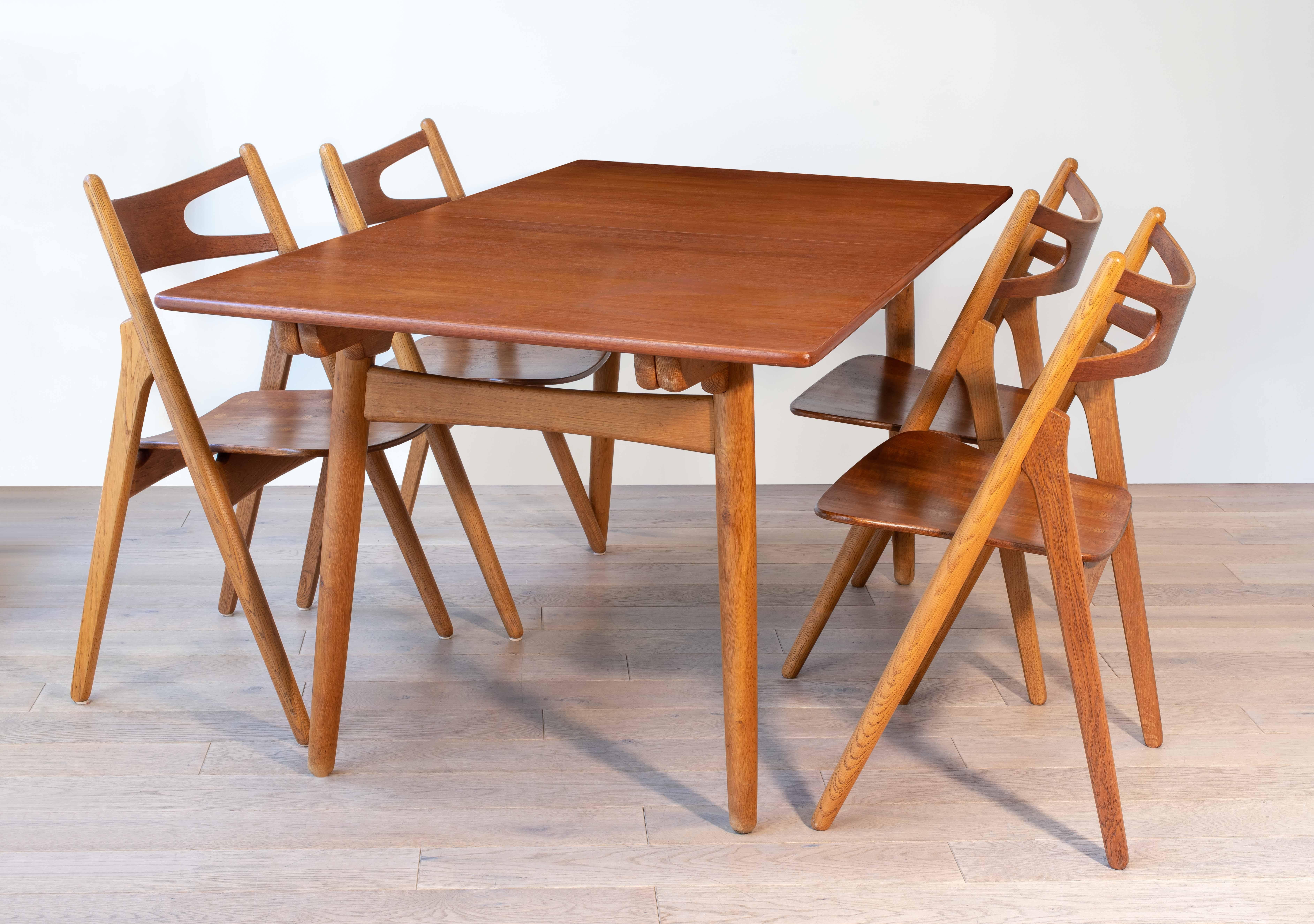 pair of “Sawbuck” CH 29 chairs by Hans J. Wegner In Good Condition For Sale In PARIS, FR