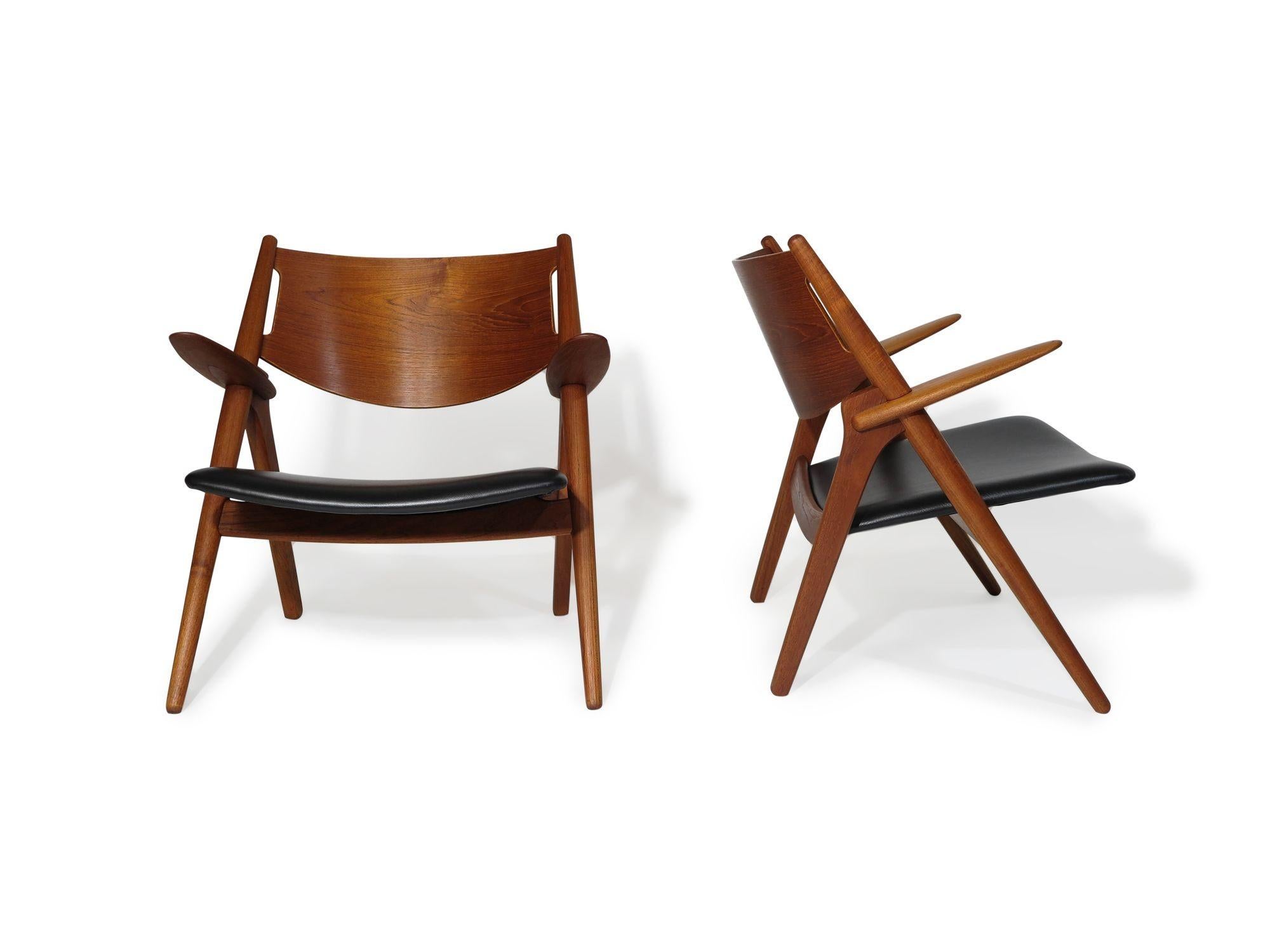 Pair of Sawbuck Chairs, CH28, by Hans Wegner, 1951 In Excellent Condition In Oakland, CA