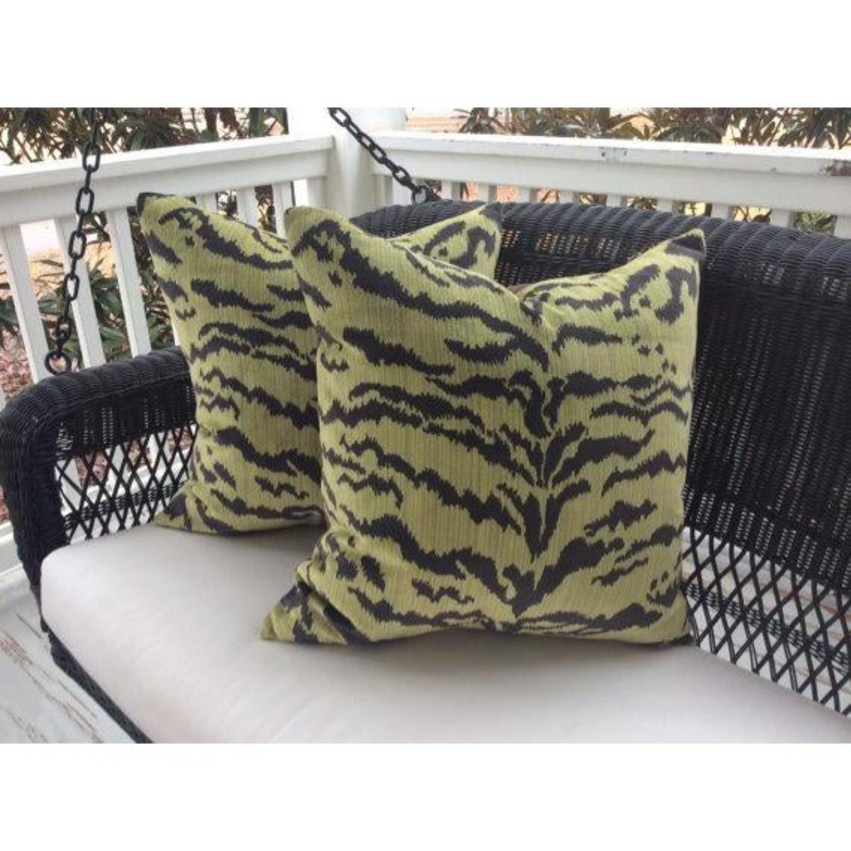 Fabuleuse housse de coussin à un prix fabuleux - riche velours de soie Scalamandre le Tigre façonné en un exquis coussin de 21
