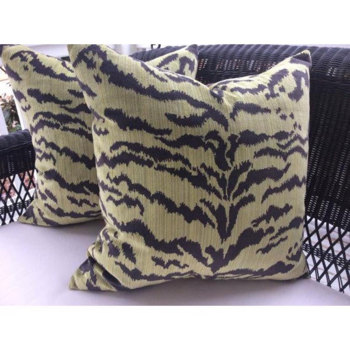 Mid-Century Modern Paire de housses de coussin Scalamandre en velours vert et noir 