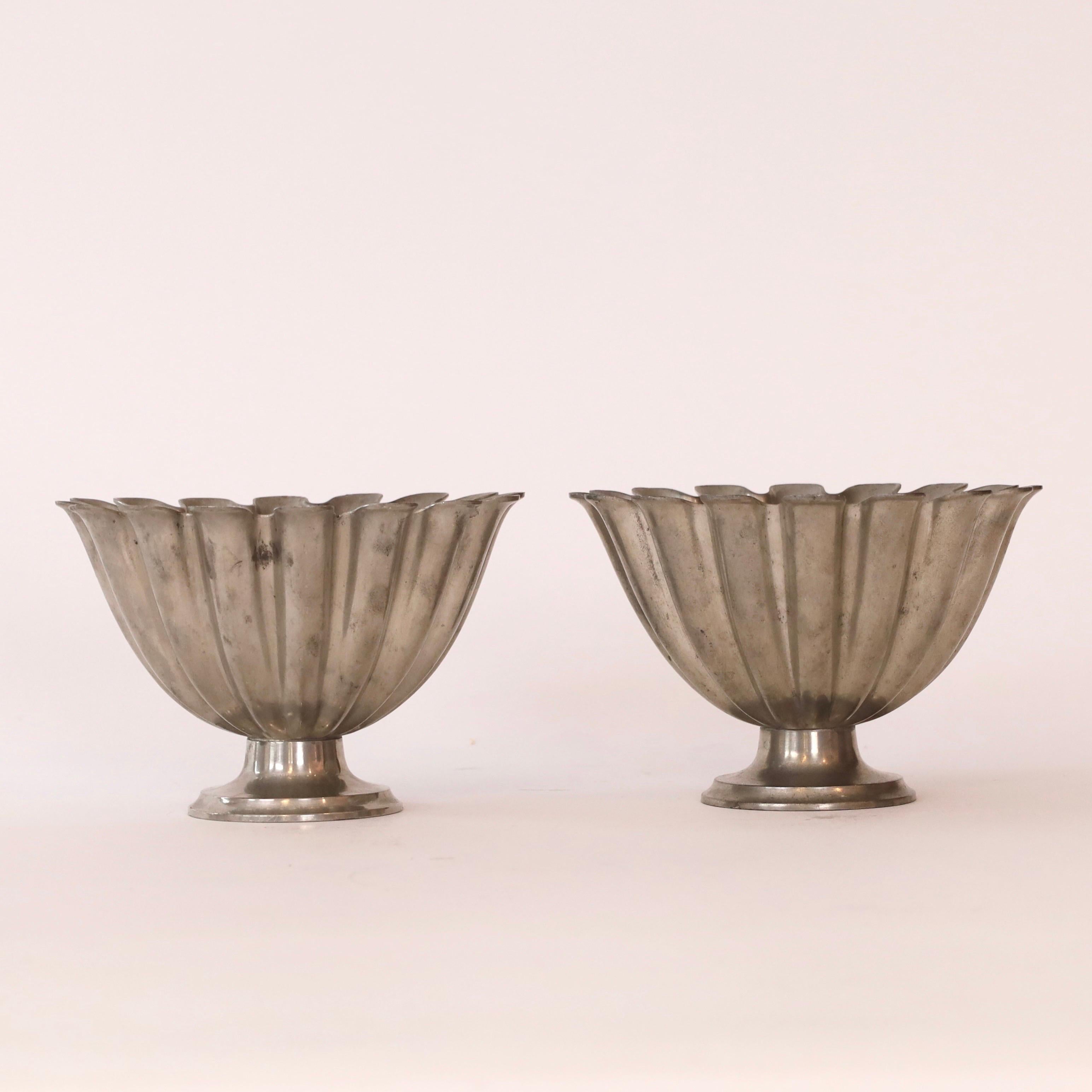 Pair of Scalloped pedestal pewter bowls by Just Andersen 1920s, Denmark In Good Condition For Sale In Værløse, DK