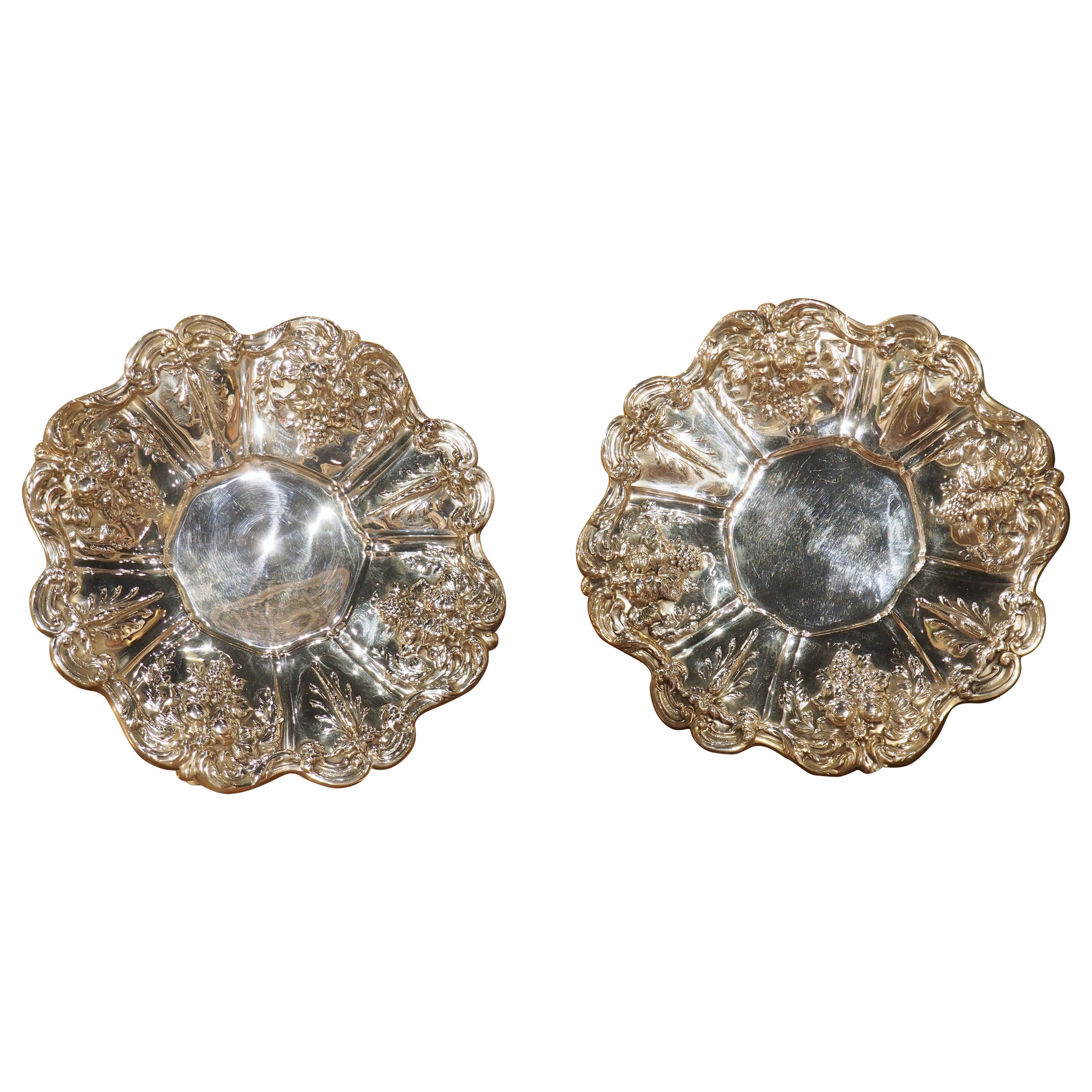 Paar Wellenschliff-Teller aus Sterlingsilber mit Obstmotiven im Repousse-Stil