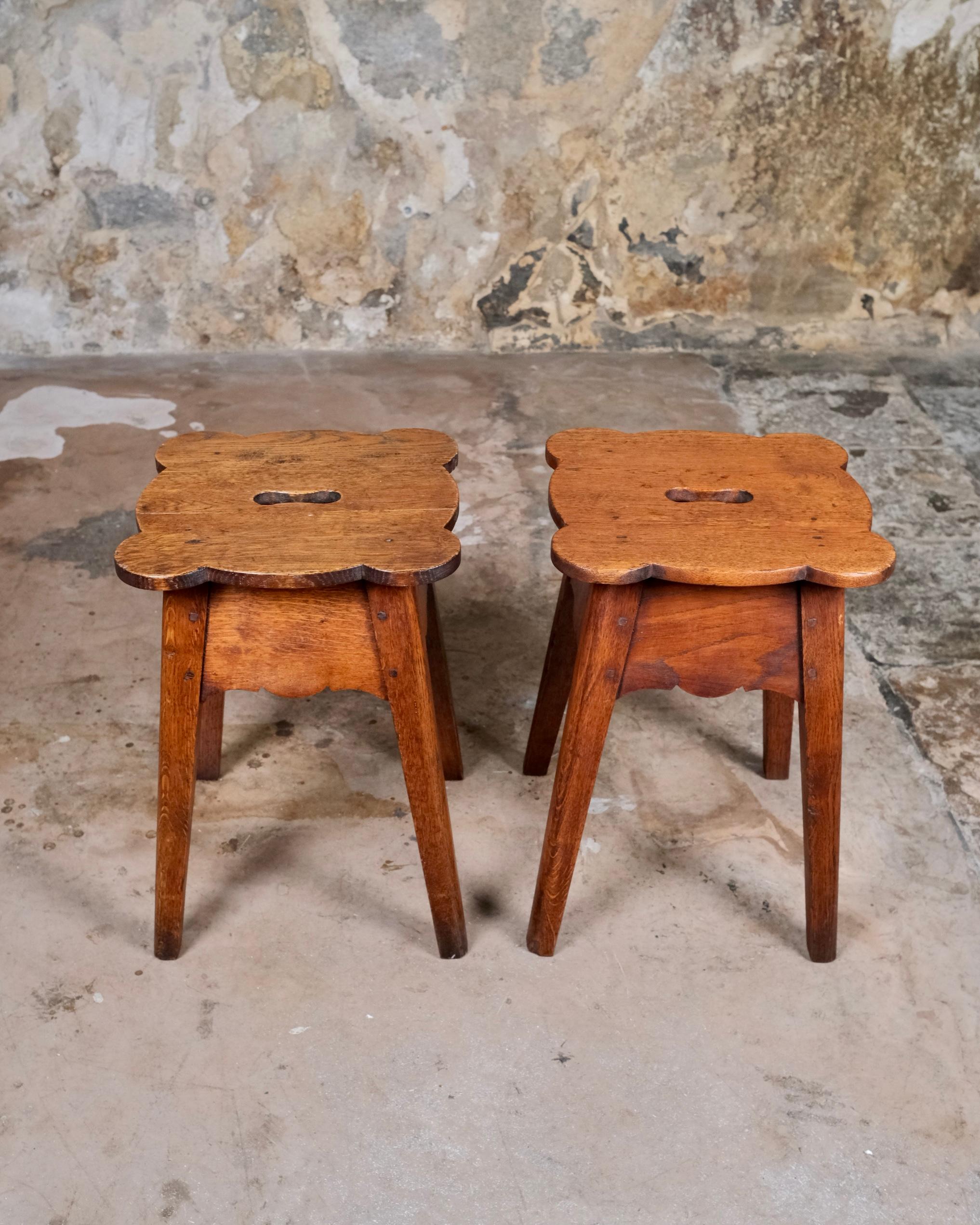 Bonito par de taburetes de roble, fabricados en Francia a principios del siglo XX (hacia 1920-30). Periodo Art Déco.
Asientos festoneados con corte central, bonitas juntas de madera.
Buen estado, uno de los taburetes ha sido restaurado previamente
