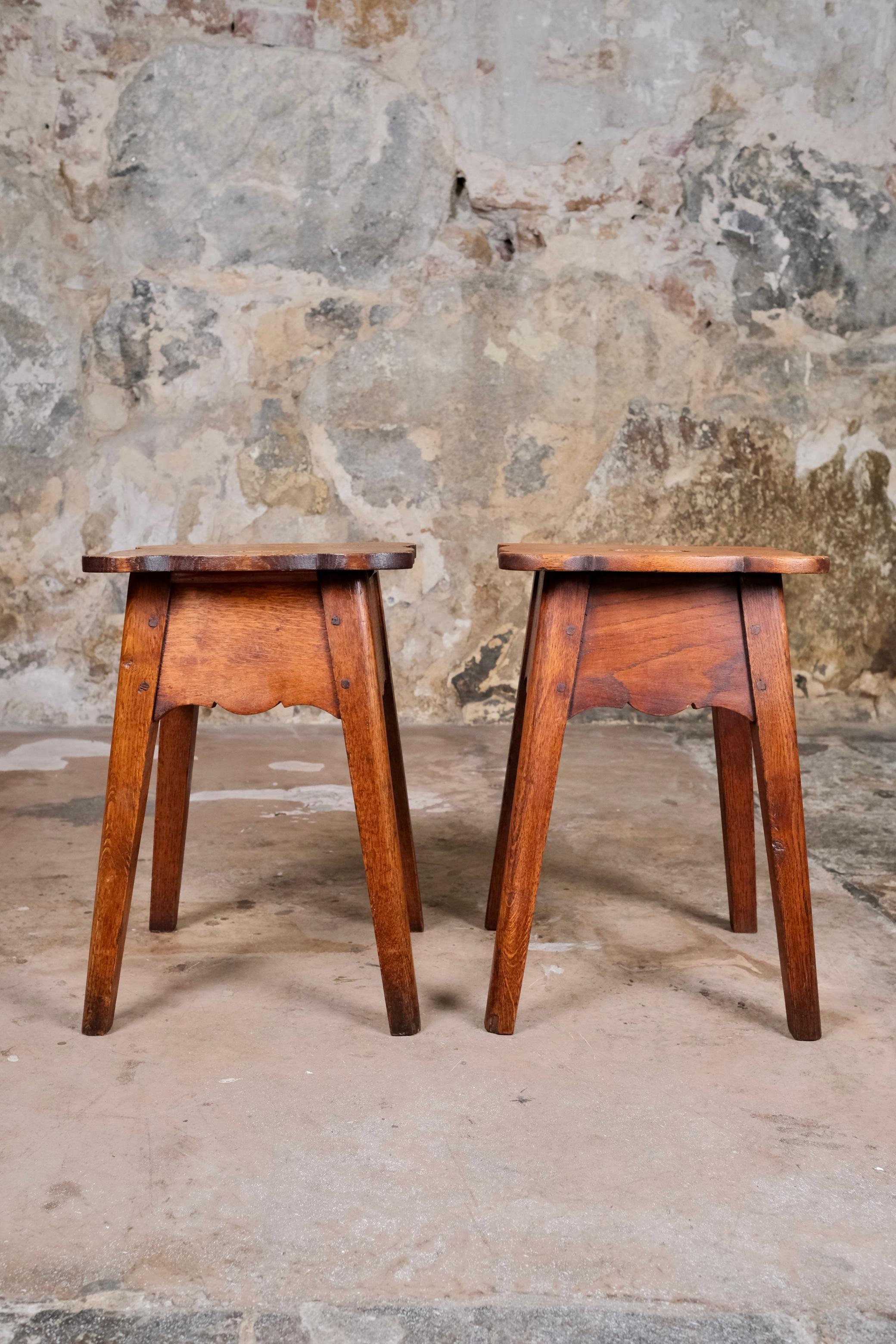 Pareja de taburetes festoneados de madera, Art Decó, Francia, principios del siglo XX Francés en venta