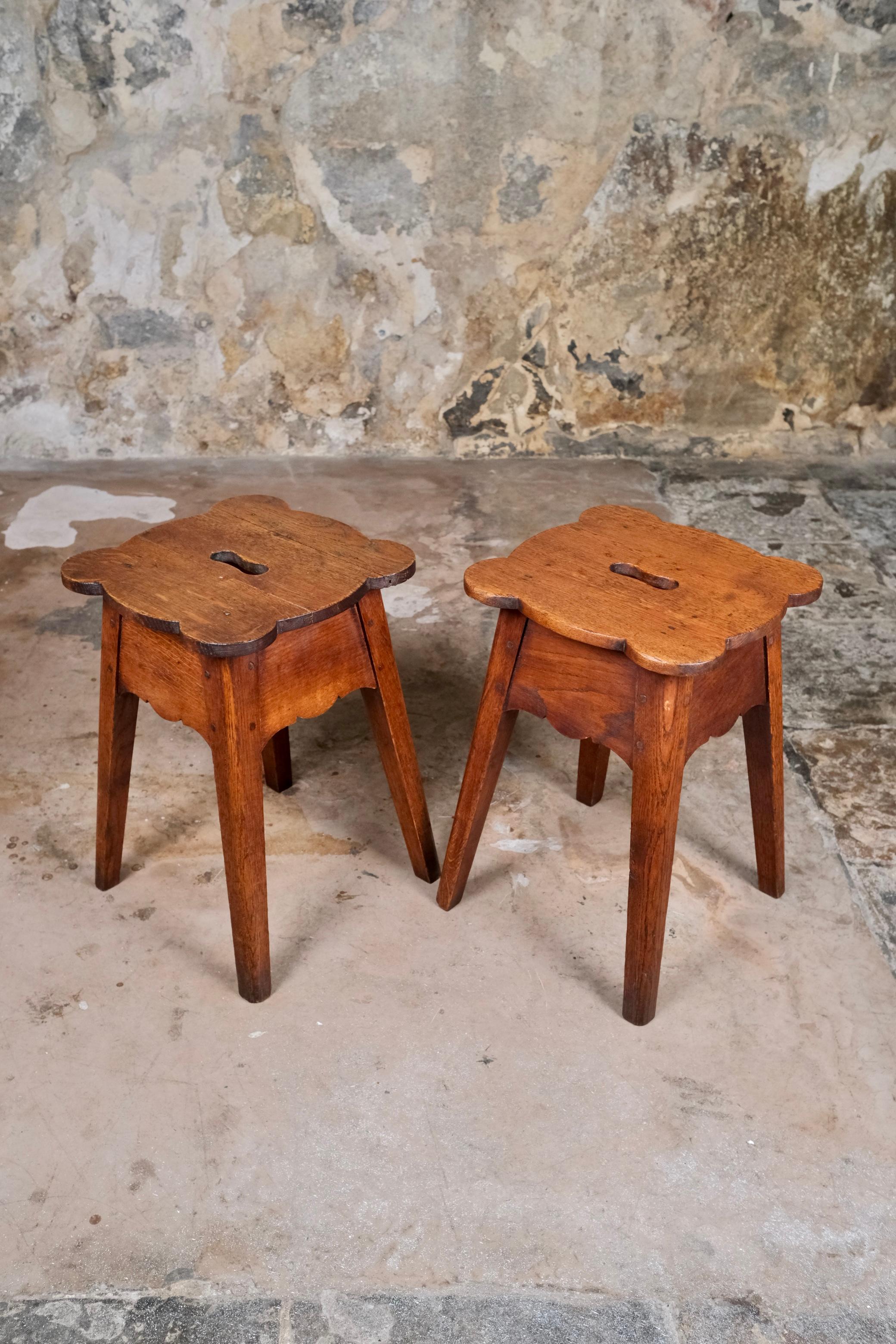 Pareja de taburetes festoneados de madera, Art Decó, Francia, principios del siglo XX Tallado a mano en venta