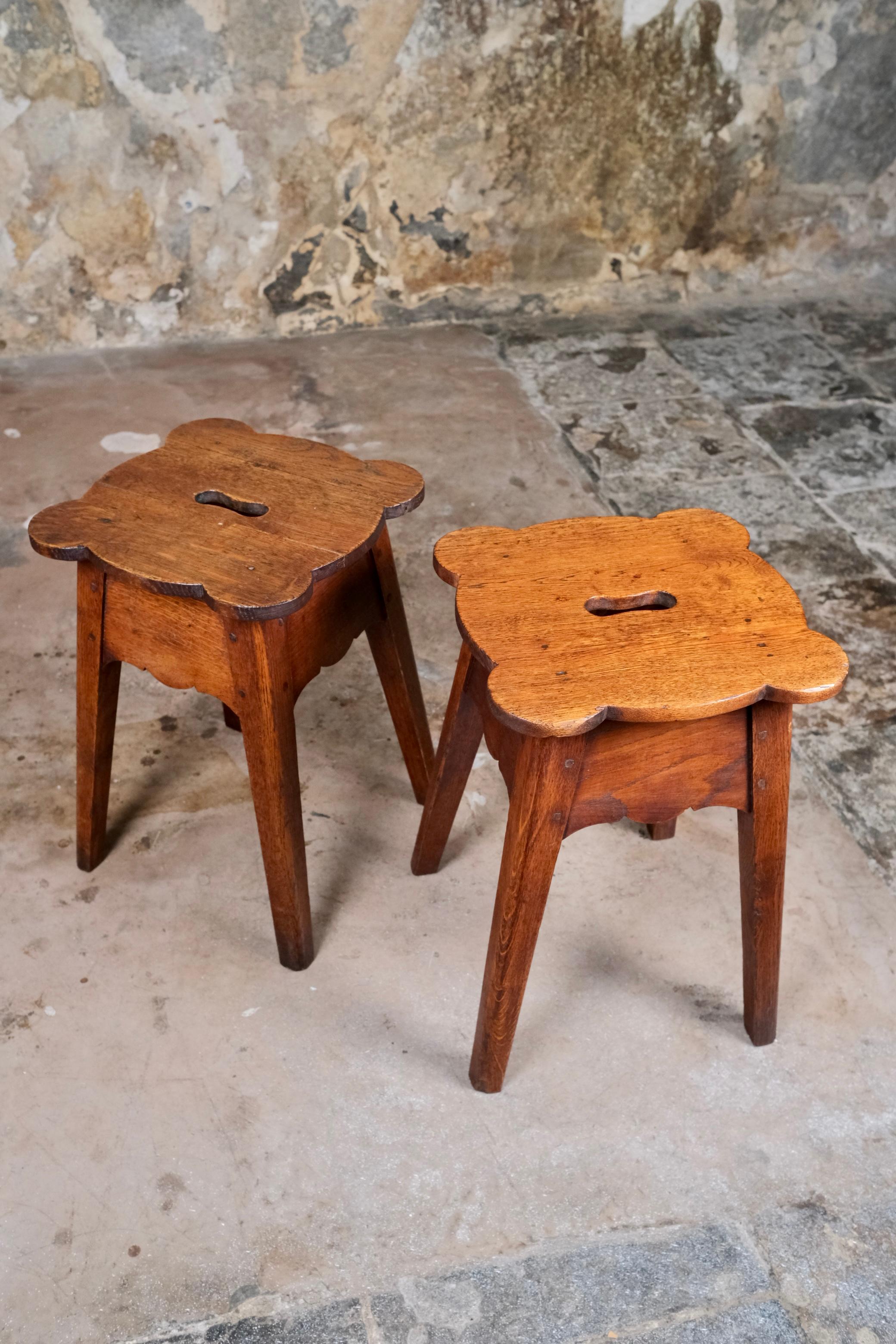 Pareja de taburetes festoneados de madera, Art Decó, Francia, principios del siglo XX en Bueno estado para la venta en Lyon, FR