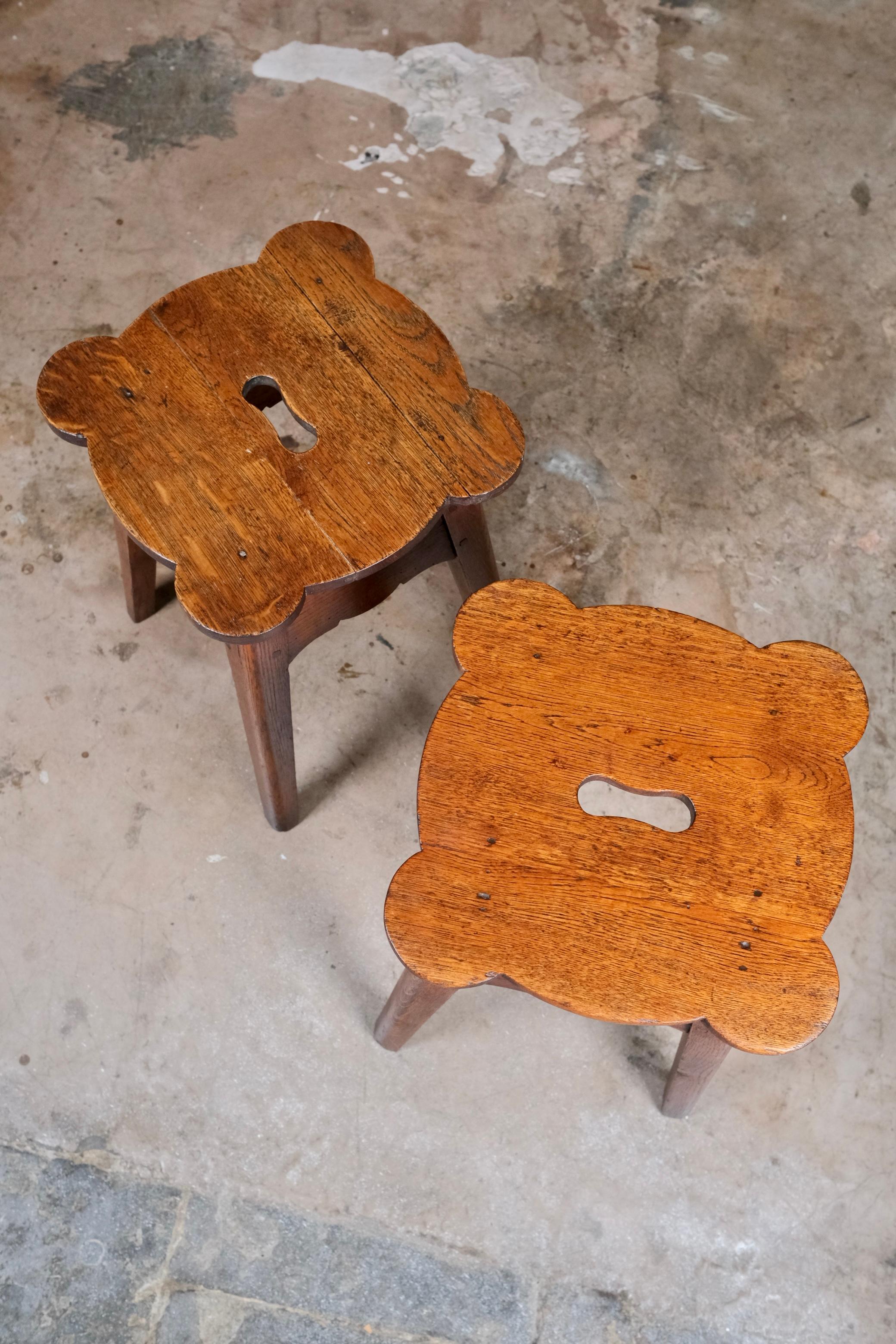 Pareja de taburetes festoneados de madera, Art Decó, Francia, principios del siglo XX Madera en venta