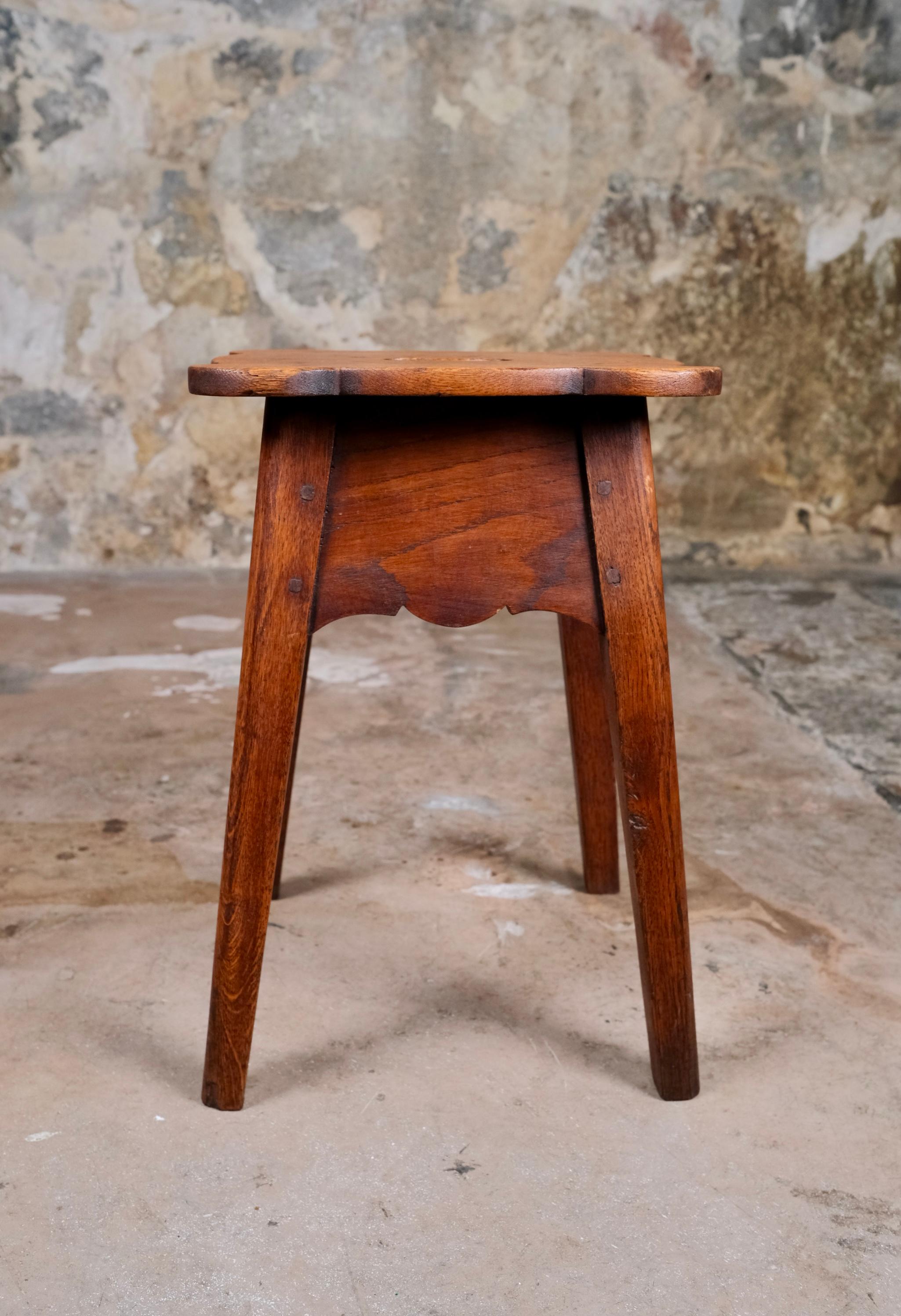 Pareja de taburetes festoneados de madera, Art Decó, Francia, principios del siglo XX en venta 1