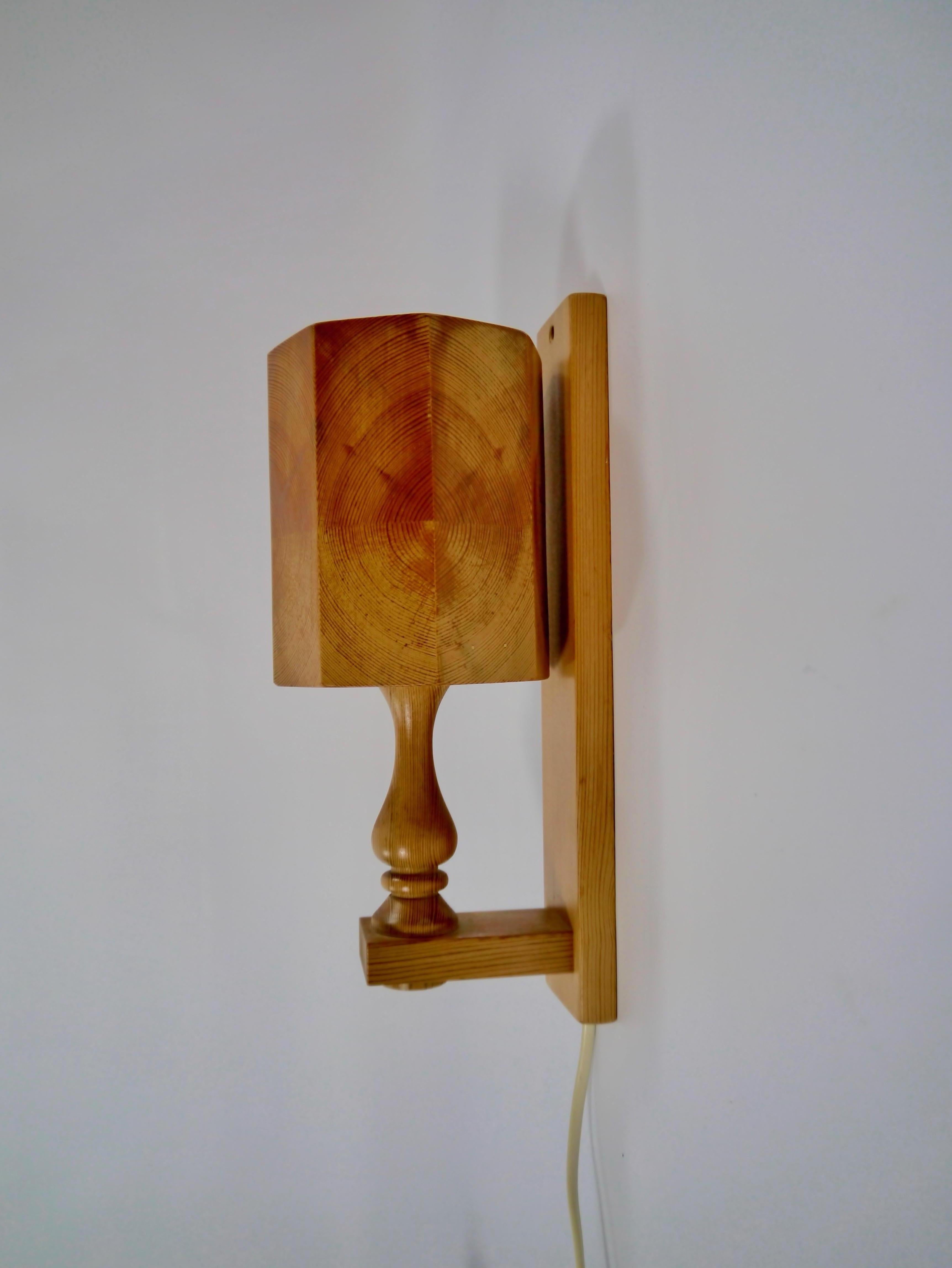 Pair of Scandiavian Modern Pinewood Wall Lights, Sweden, 1970s In Good Condition For Sale In Barcelona, ES