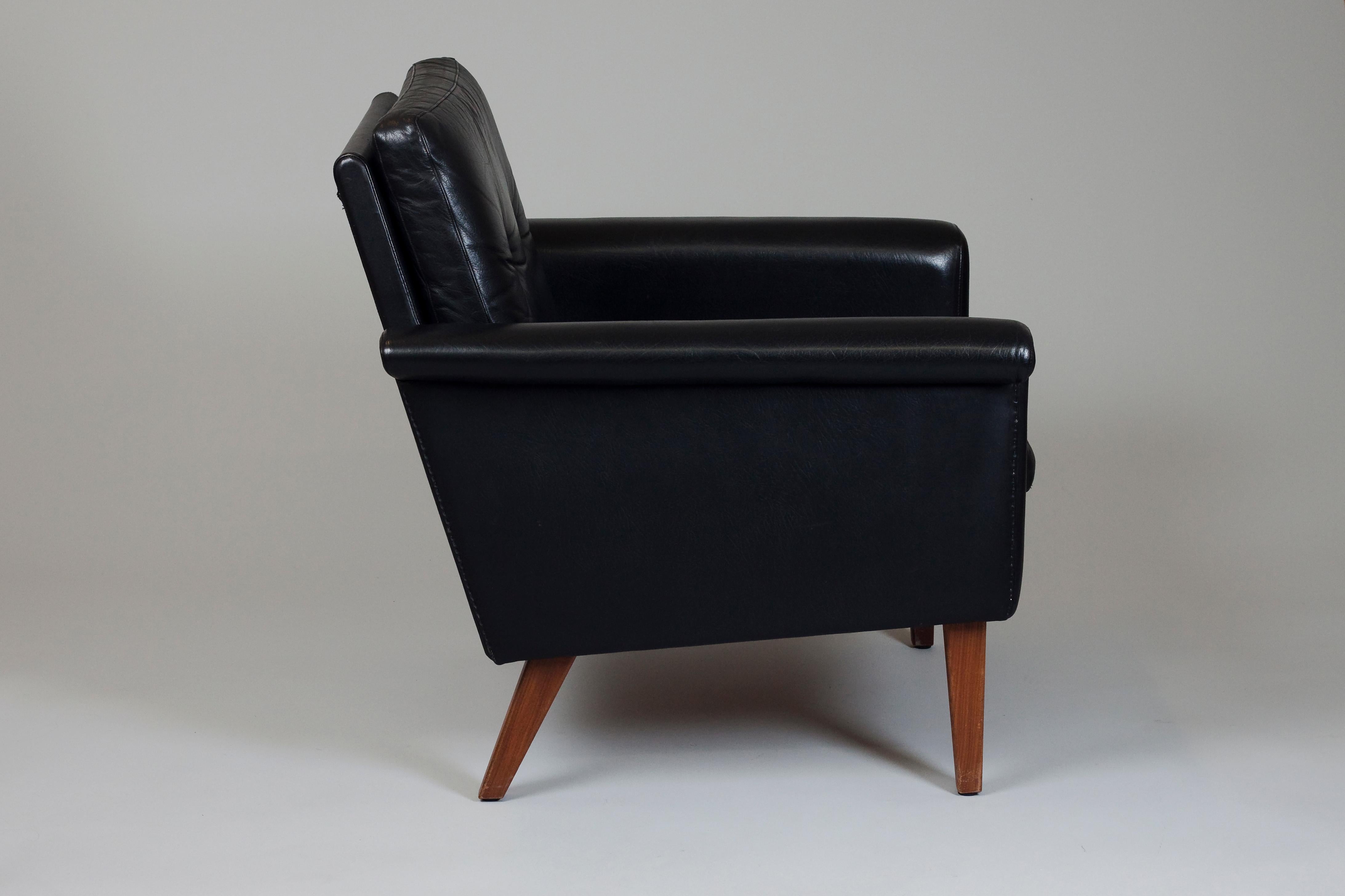 Pair of Scandinavian 1960s Black Leather Armchairs with Teak Legs In Good Condition In Turku, FI
