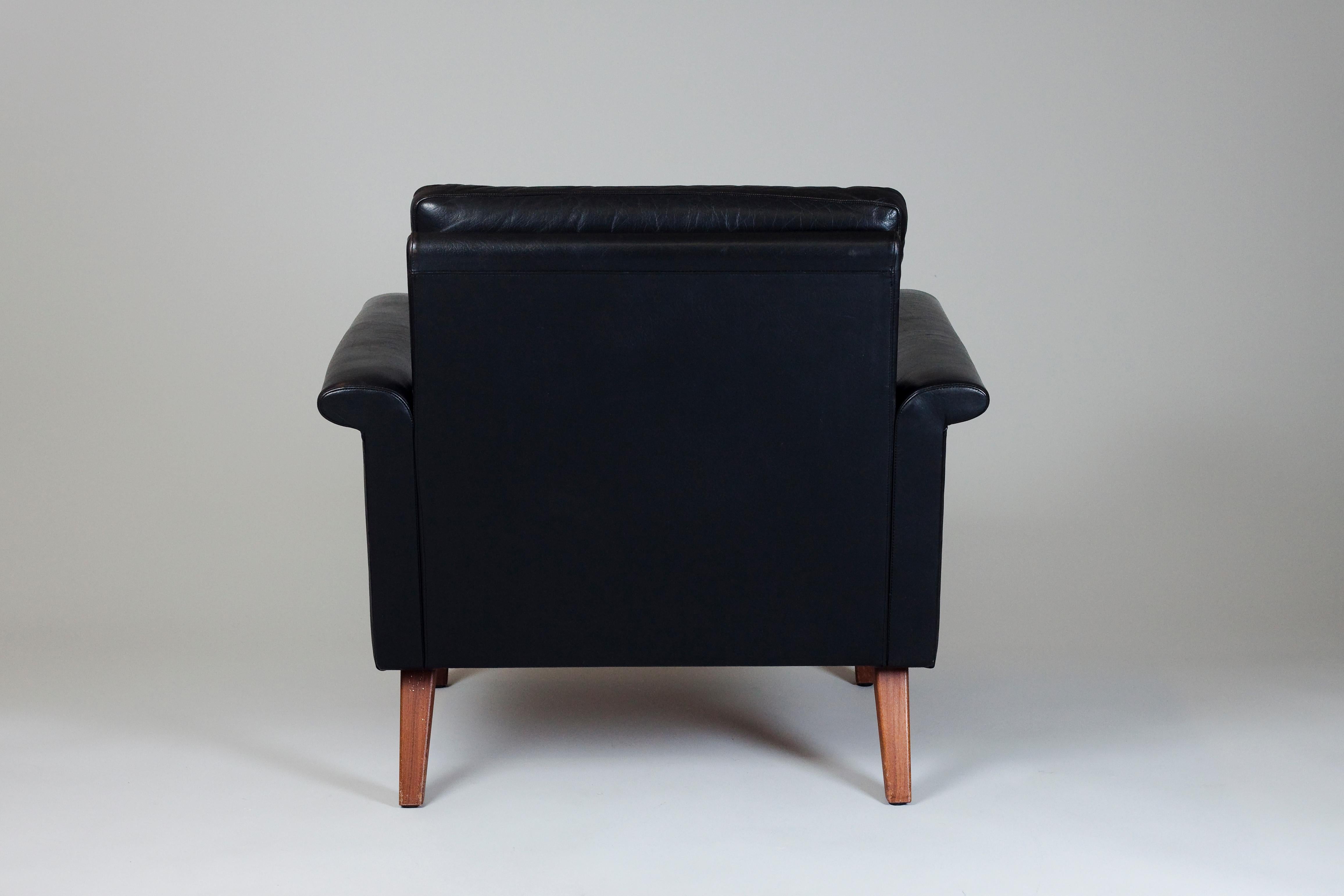 20th Century Pair of Scandinavian 1960s Black Leather Armchairs with Teak Legs