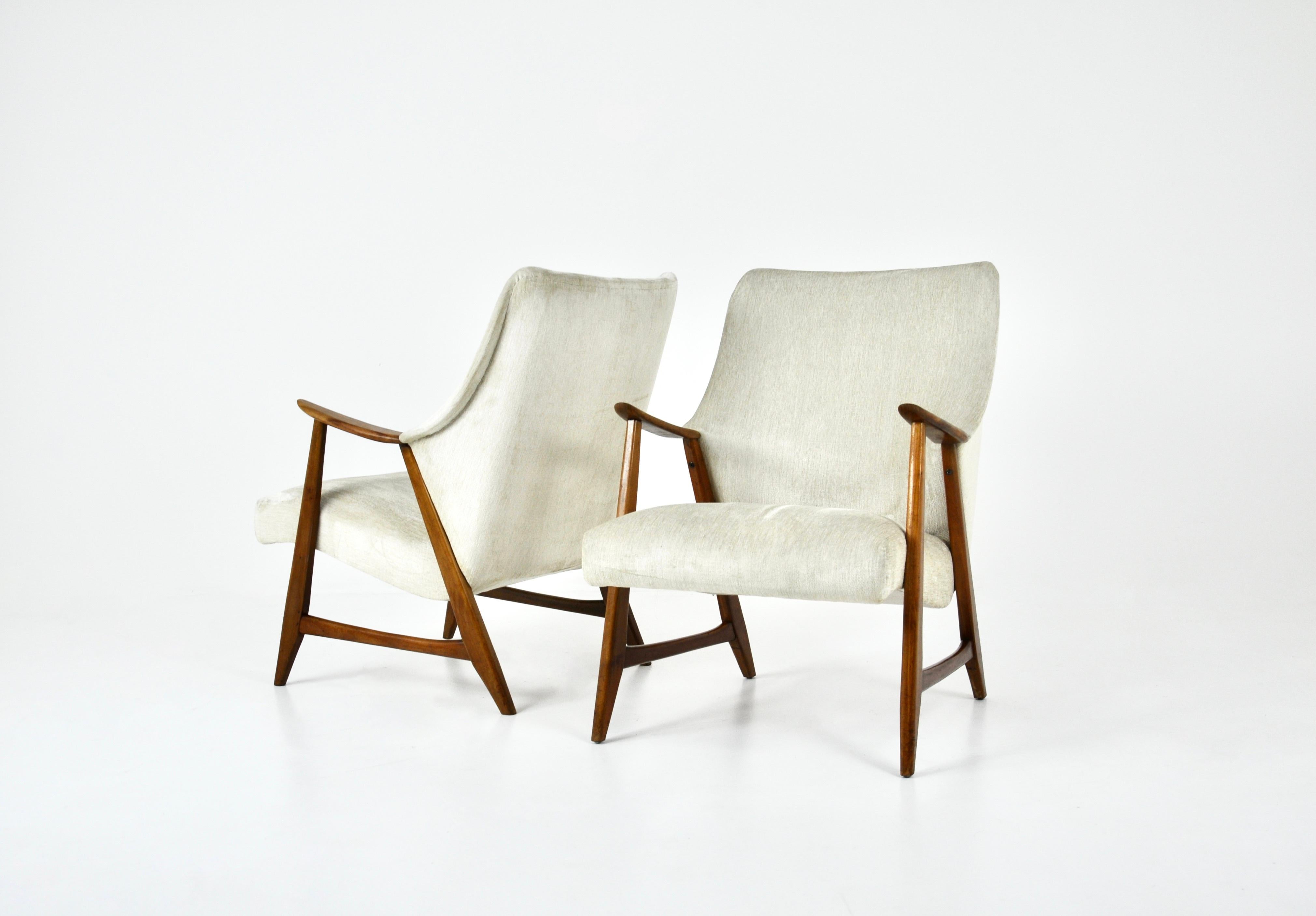 Pareja de sillones de madera y tela color crema. Altura del asiento: 40 cm. Desgaste debido al tiempo y a la edad.
Para el envío, consúltanos para recibir el mejor precio.