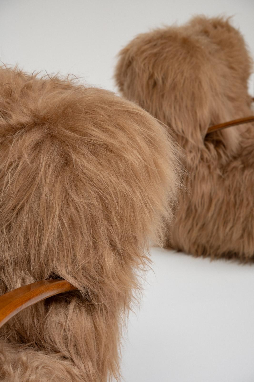 Legno Coppia di poltrone scandinave in pelle di pecora a pelo lungo, anni '50 in vendita