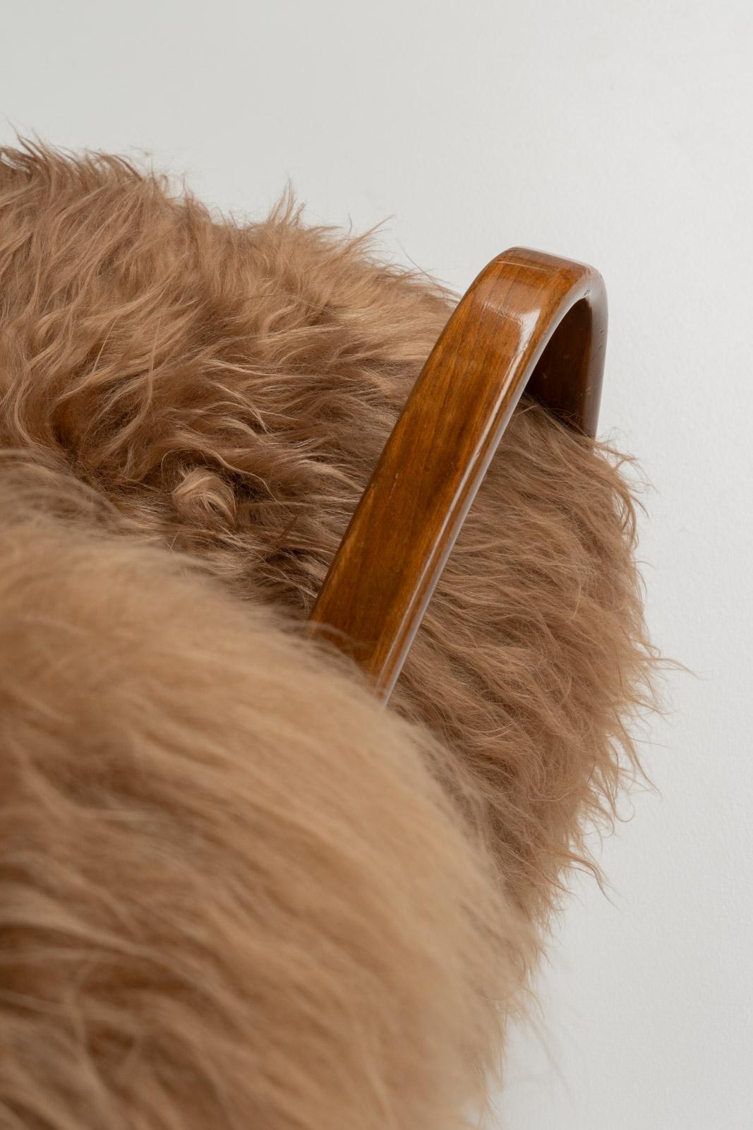 Coppia di poltrone scandinave in pelle di pecora a pelo lungo, anni '50 in vendita 1