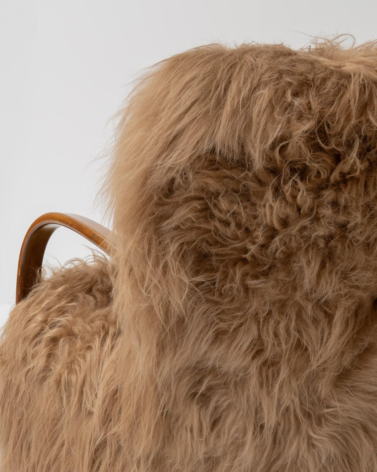 Coppia di poltrone scandinave in pelle di pecora a pelo lungo, anni '50 in vendita 2