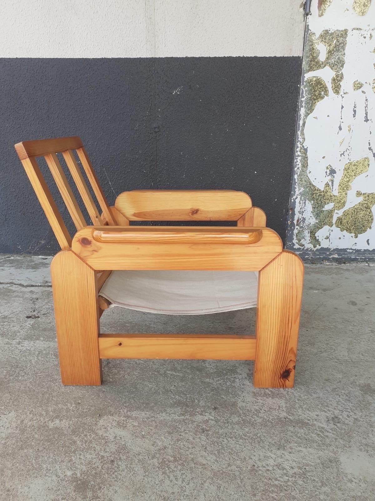 Modern Pair of Scandinavian armchairs in pine circa 1970 For Sale