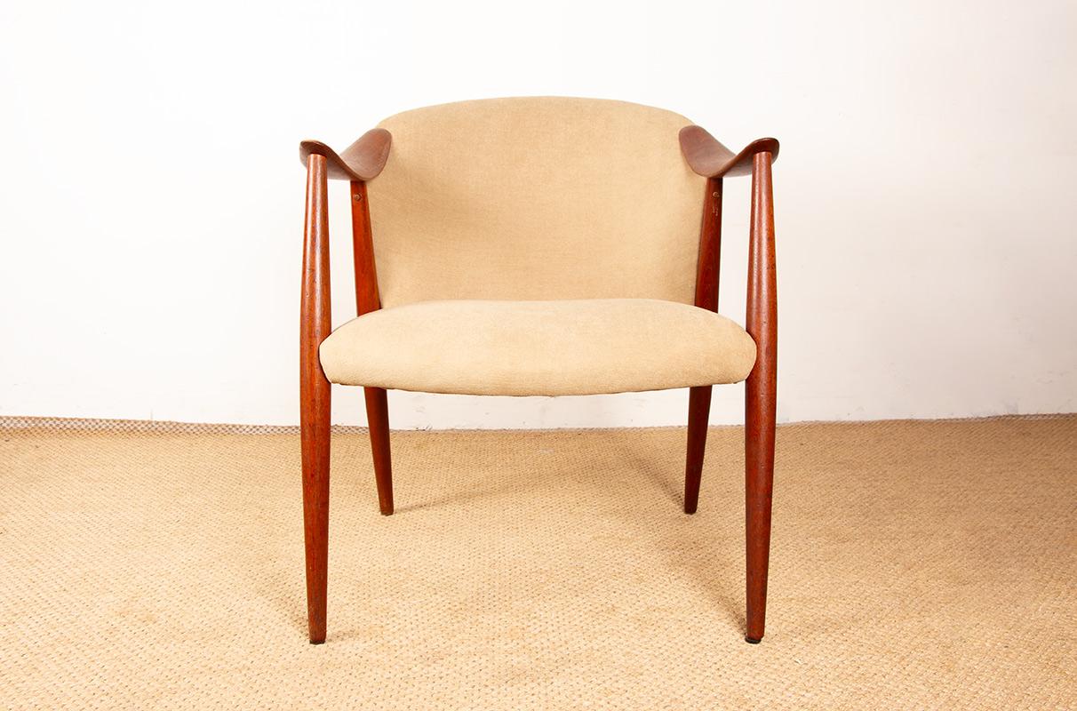 Stunning armchairs or bergère chairs, with a solid teak frame featuring curved armrests and upholstered in new beige fabric.
Exceptional design, high-end craftsmanship. Extremely comfortable. Rare model.

Designer: Gerhard Berg
Manufacturer: