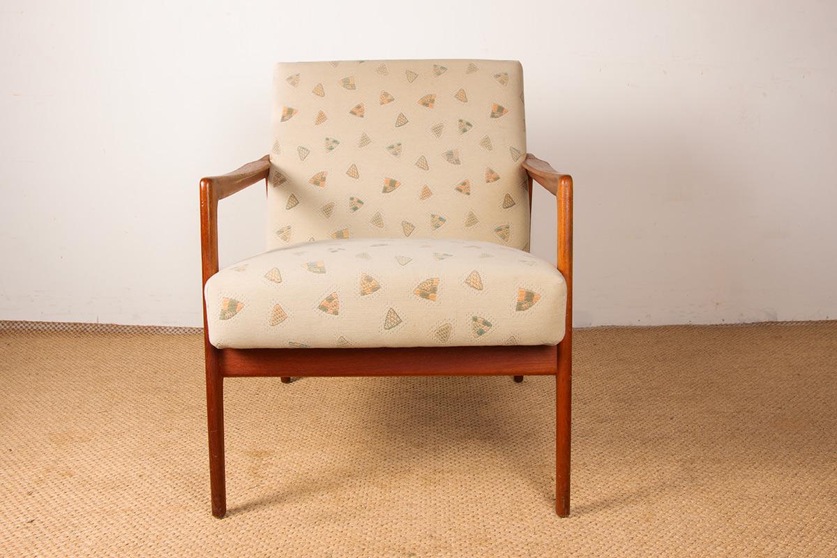 Elegant and very comfortable Danish armchairs. Graceful, slender armrests. Seats and backs in excellent condition. New fabric.

Designer: Danish
Manufacturer: Danish

Origin: Denmark
Period: 1960
Condition: Very good

Dimensions: W: 64 cm – D: 70 cm