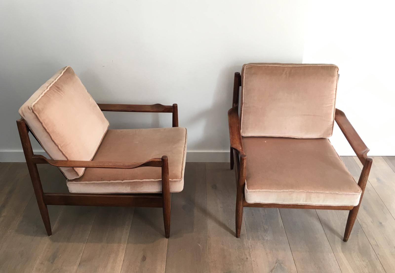 Dieses Paar skandinavischer Sessel mit Samtkissen ist aus exotischem Holz gefertigt. Diese Sessel haben ein schönes Design und sind gekennzeichnet. Sie stammen aus der Zeit um 1970.