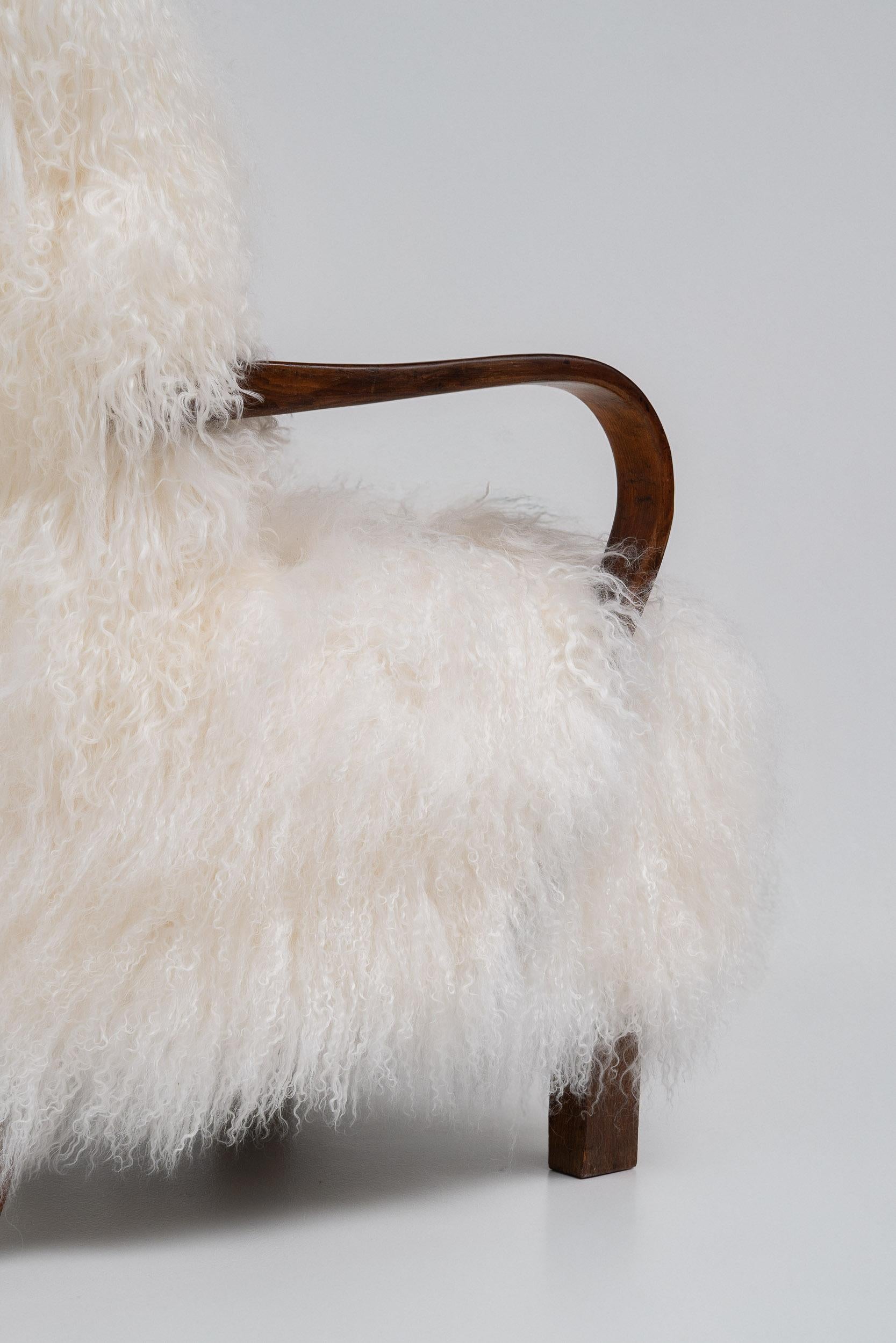 Coppia di poltrone scandinave Art Déco in pelle di pecora della Mongolia, anni '50 in vendita 4