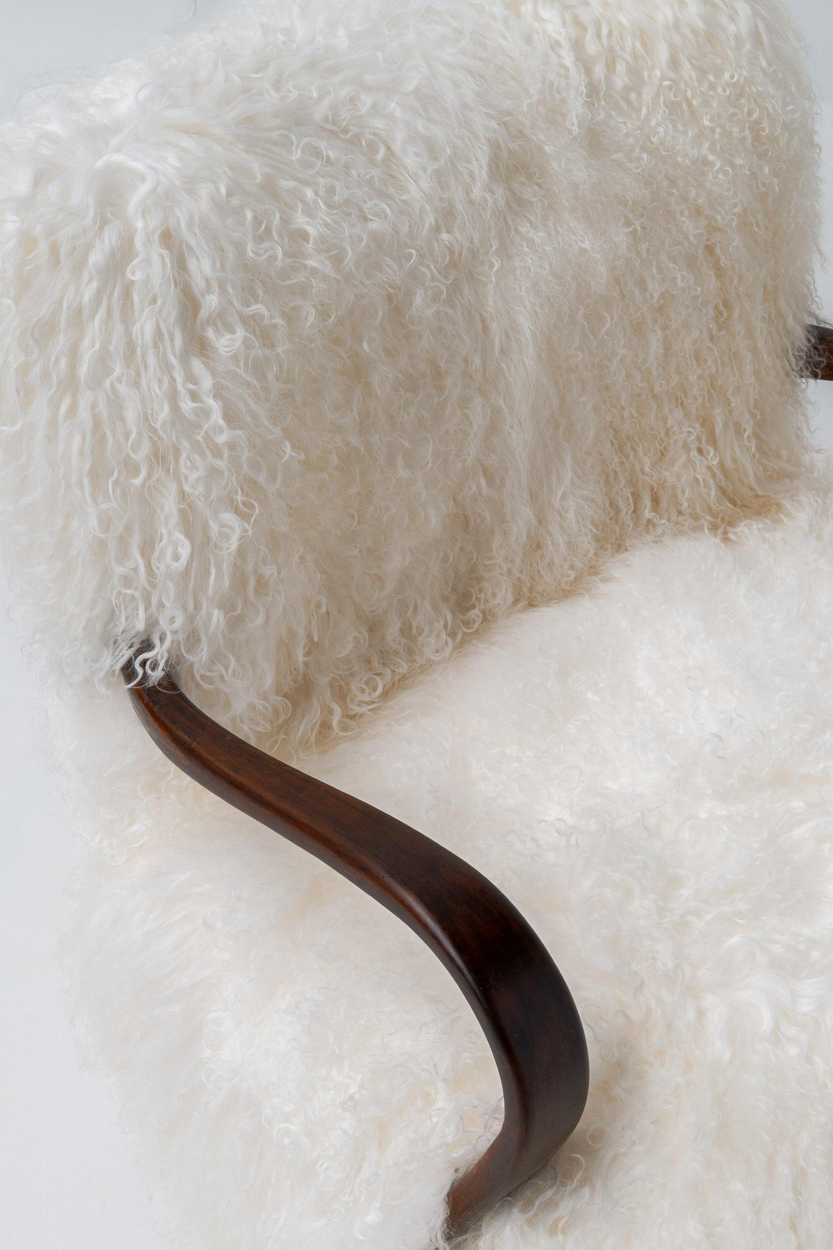 Coppia di poltrone scandinave Art Déco in pelle di pecora della Mongolia, anni '50 in vendita 5