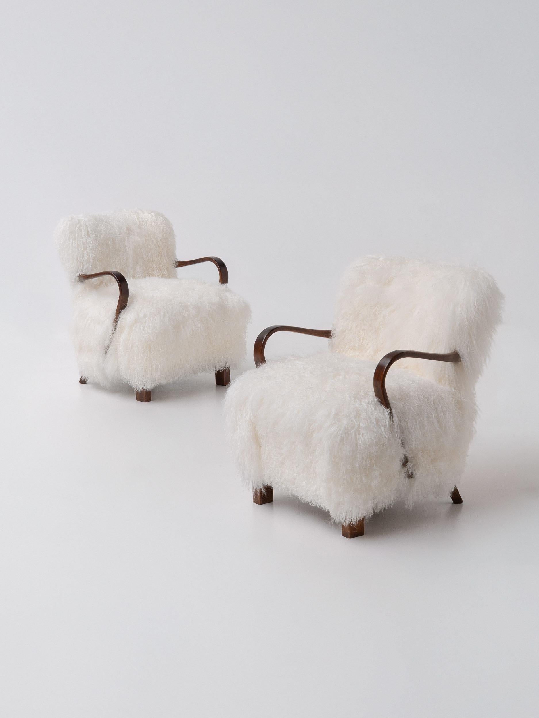 Splendida coppia di poltrone art déco scandinave, realizzate nel XX secolo, anni '50, pelle di capra, pelle di pecora, modernismo;

Queste sedie lounge combinano un comfort senza tempo con un uso sorprendente della texture. Rivestite in pelle di