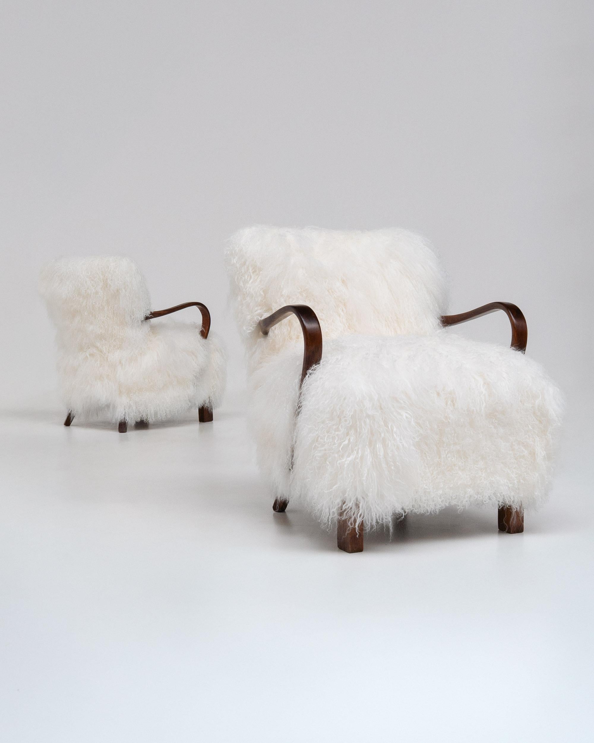 Scandinavo Coppia di poltrone scandinave Art Déco in pelle di pecora della Mongolia, anni '50 in vendita