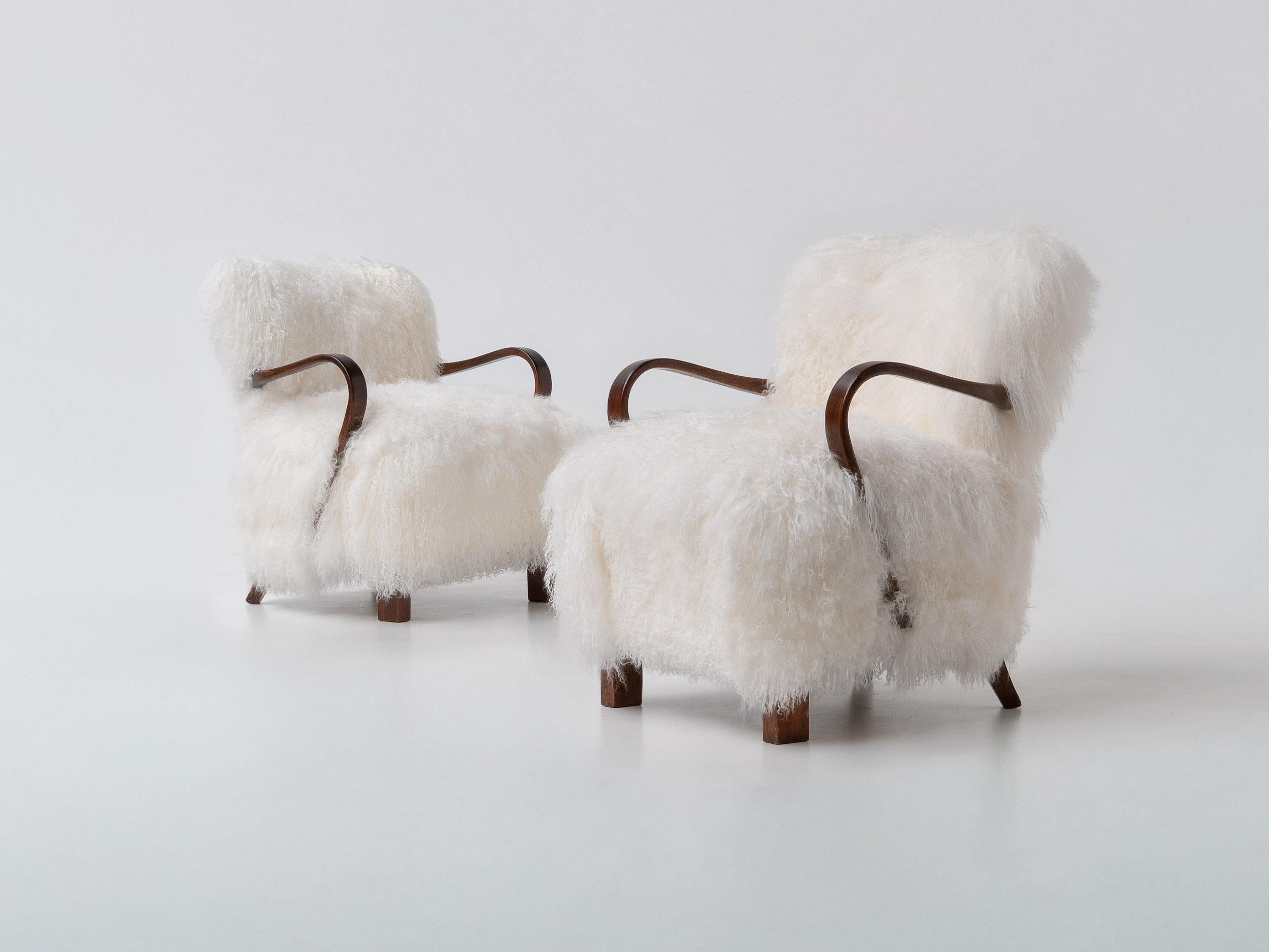Coppia di poltrone scandinave Art Déco in pelle di pecora della Mongolia, anni '50 In condizioni buone in vendita a Aartselaar, BE
