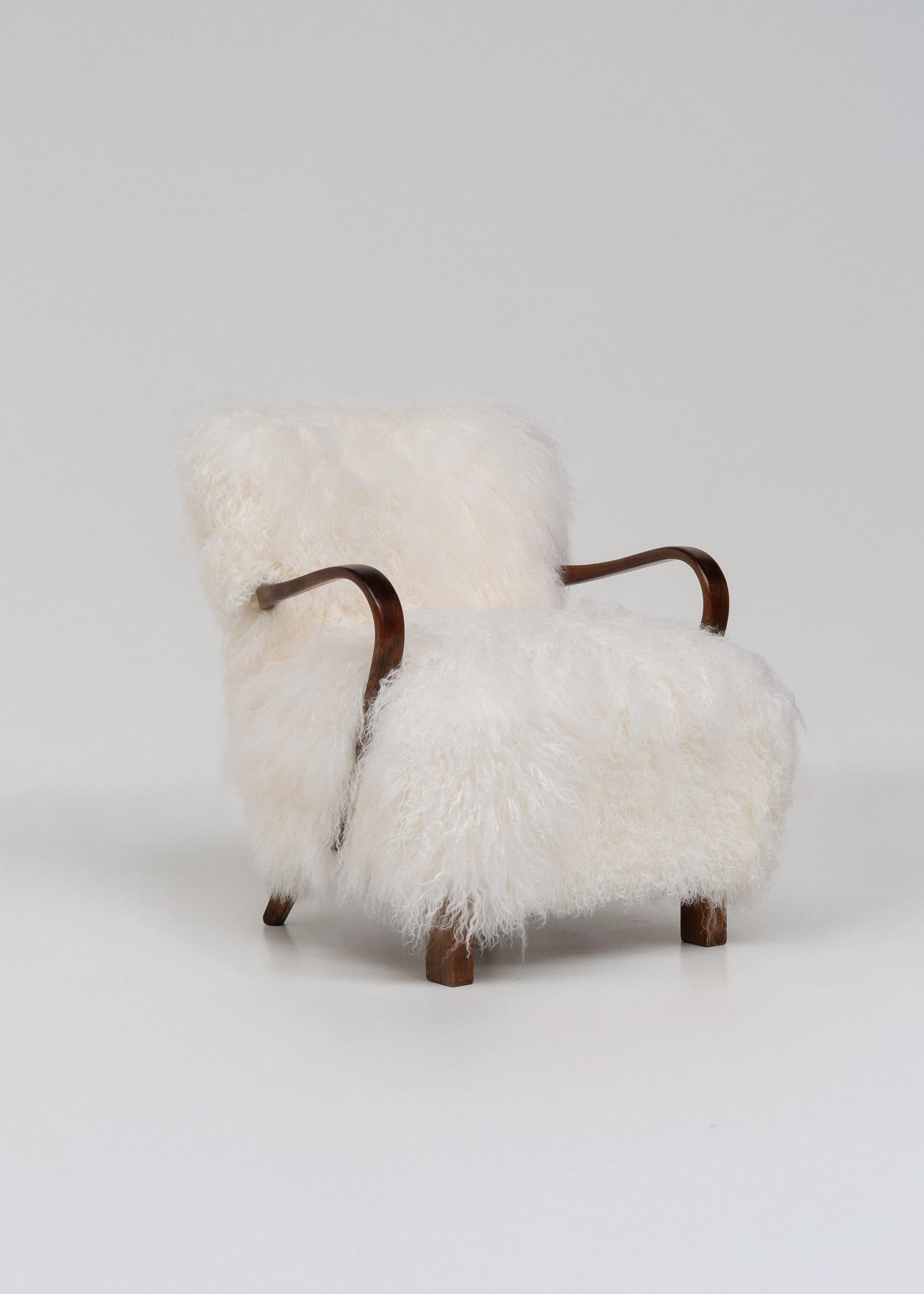 Metà XX secolo Coppia di poltrone scandinave Art Déco in pelle di pecora della Mongolia, anni '50 in vendita