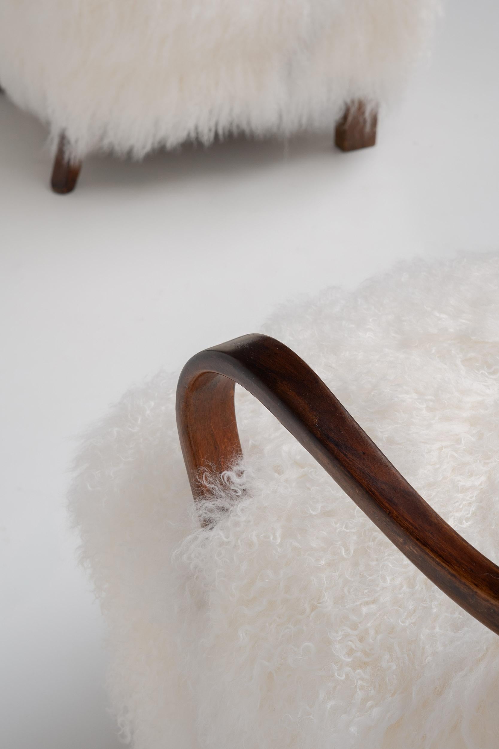 Coppia di poltrone scandinave Art Déco in pelle di pecora della Mongolia, anni '50 in vendita 1