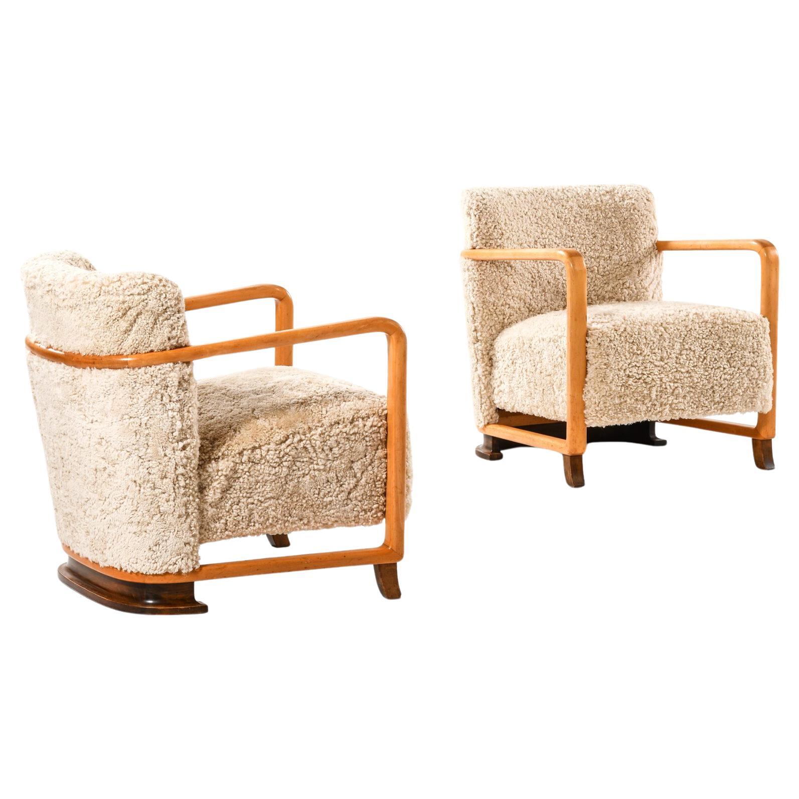 Paire de fauteuils scandinaves Art déco en bouleau et peau de mouton, années 1930