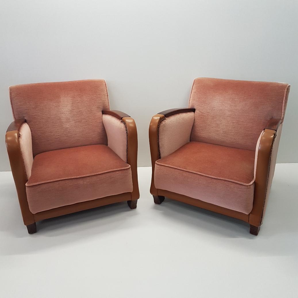 Pair of Scandinavian Art Deco pink mohair club chairs, 1930s.
Unique pair with a comfortable spring seat .
The brown leather upholstery is not original, was in the past also fabric. There is curved wood under the leather.

 