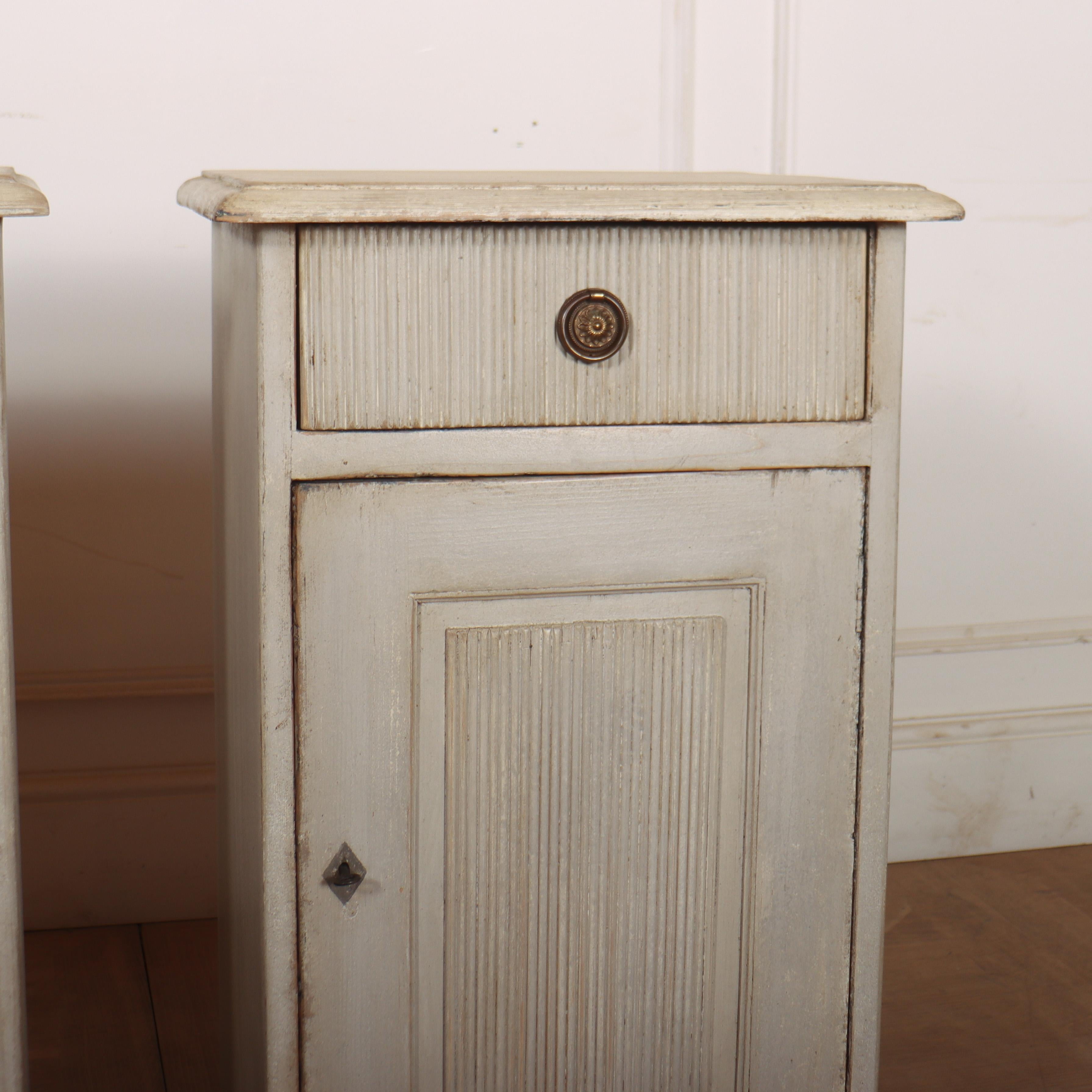 Scandinavo Coppia di comodini scandinavi in vendita