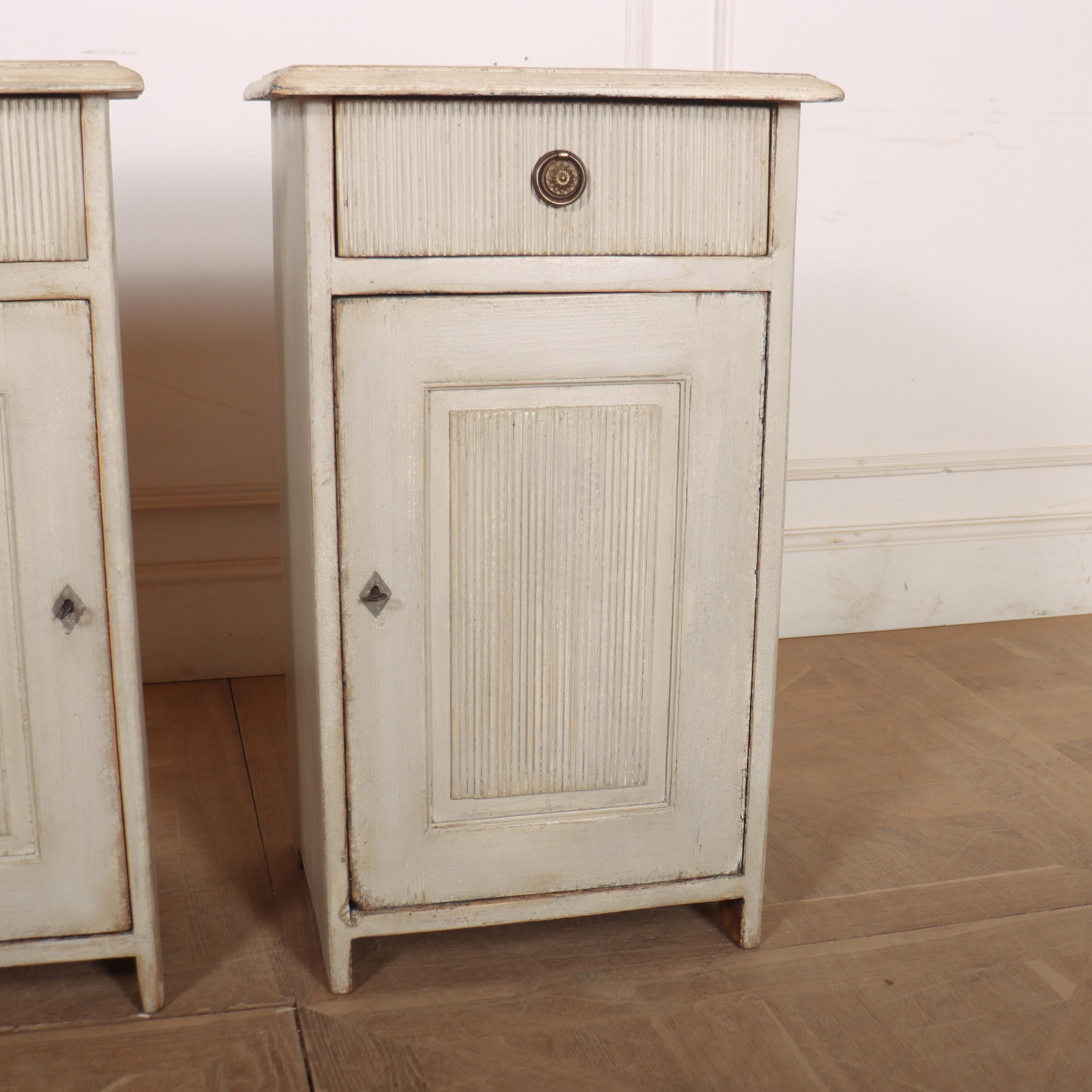 Dipinto Coppia di comodini scandinavi in vendita