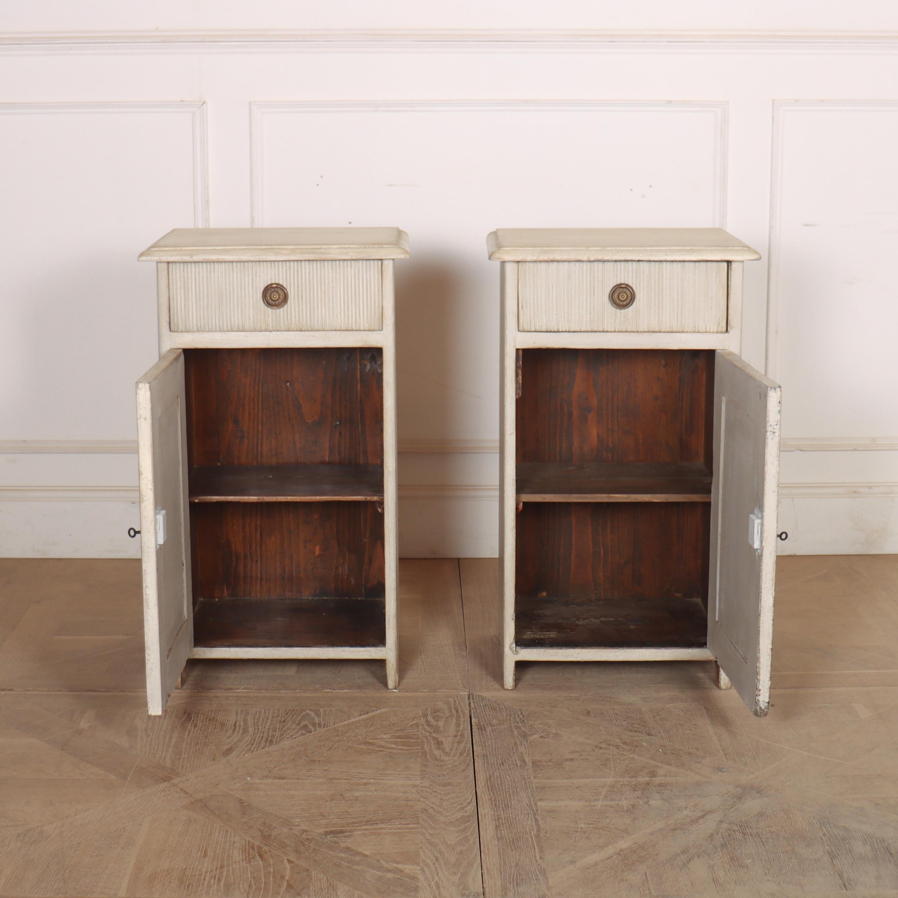 Coppia di comodini scandinavi in vendita 2