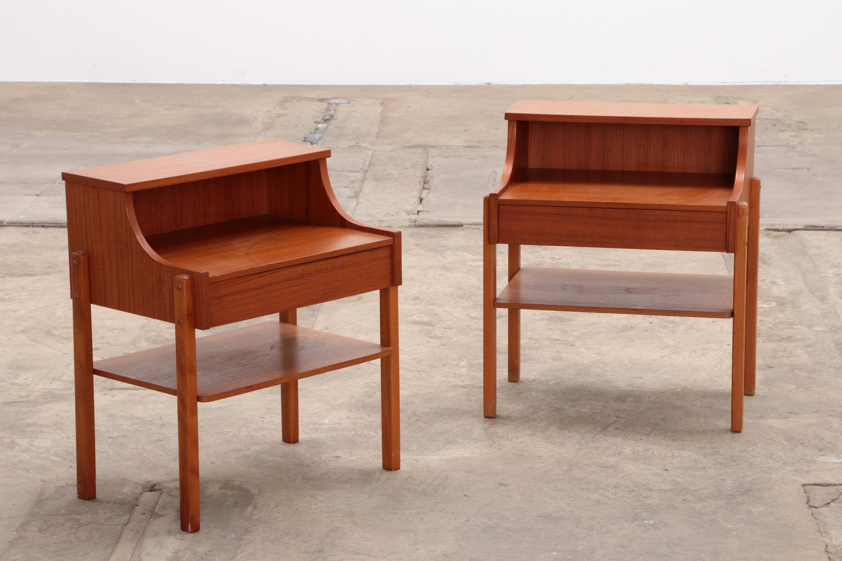 Scandinavian Bedside Tables Teak by Ab Carlstrom & Co, 1960 Sweden
This is a beautiful pair of Swedish teak bedside tables.

Made circa 1960 Made by Carlstrom & Co

They have a teak top with a single drawer underneath and a small shelf

The design