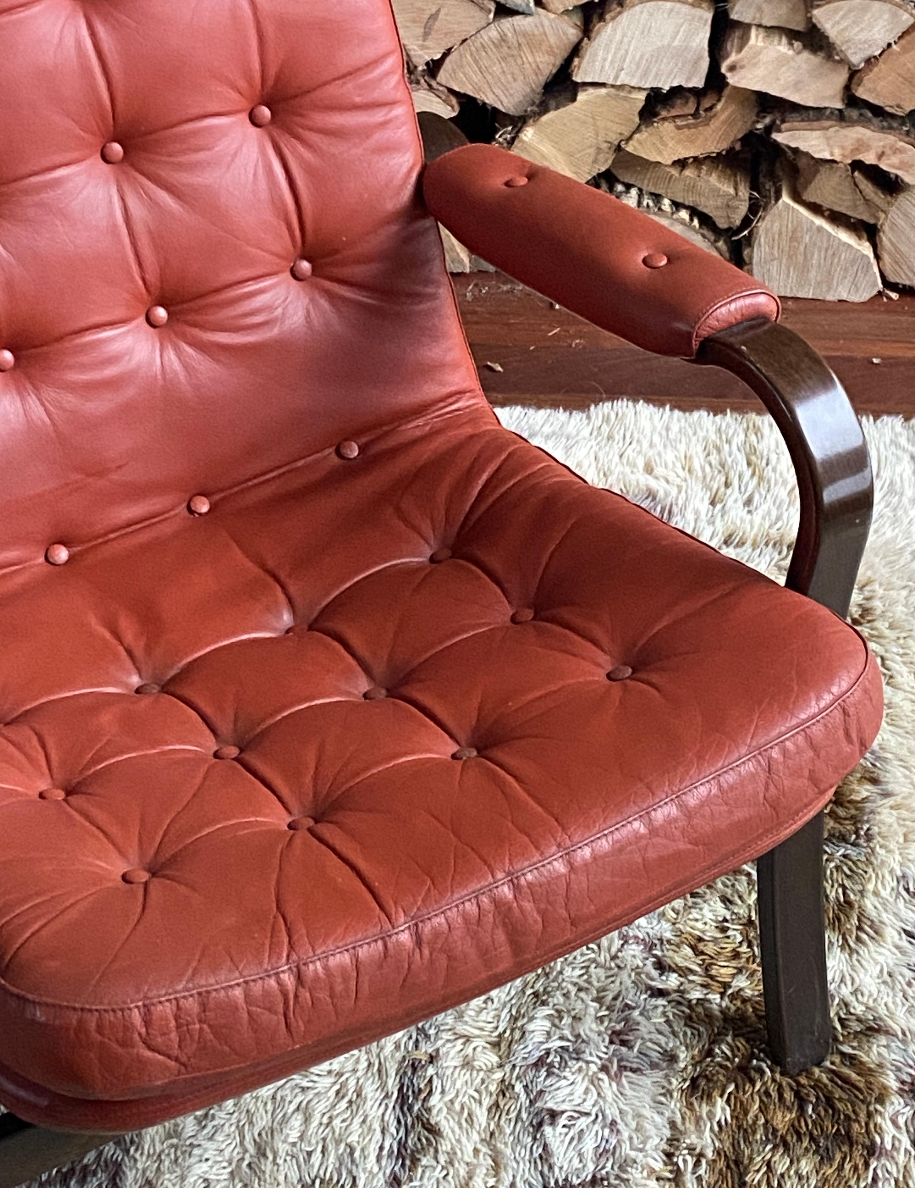 Pareja de tumbonas escandinavas de madera curvada y cuero - attr a Gote Mobler en venta 2