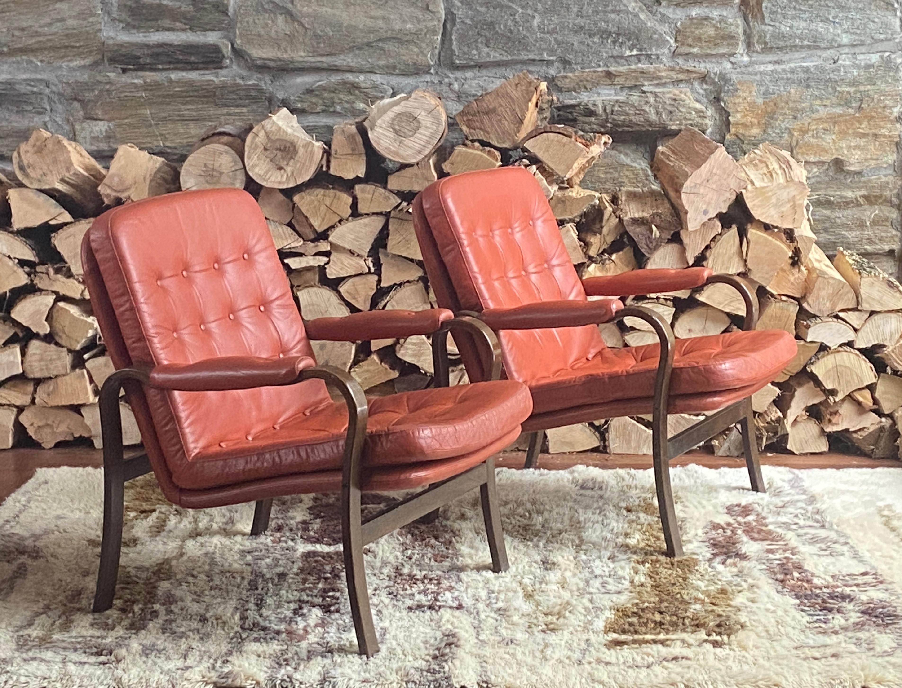 Pareja de tumbonas escandinavas de madera curvada y cuero - attr a Gote Mobler en venta 4