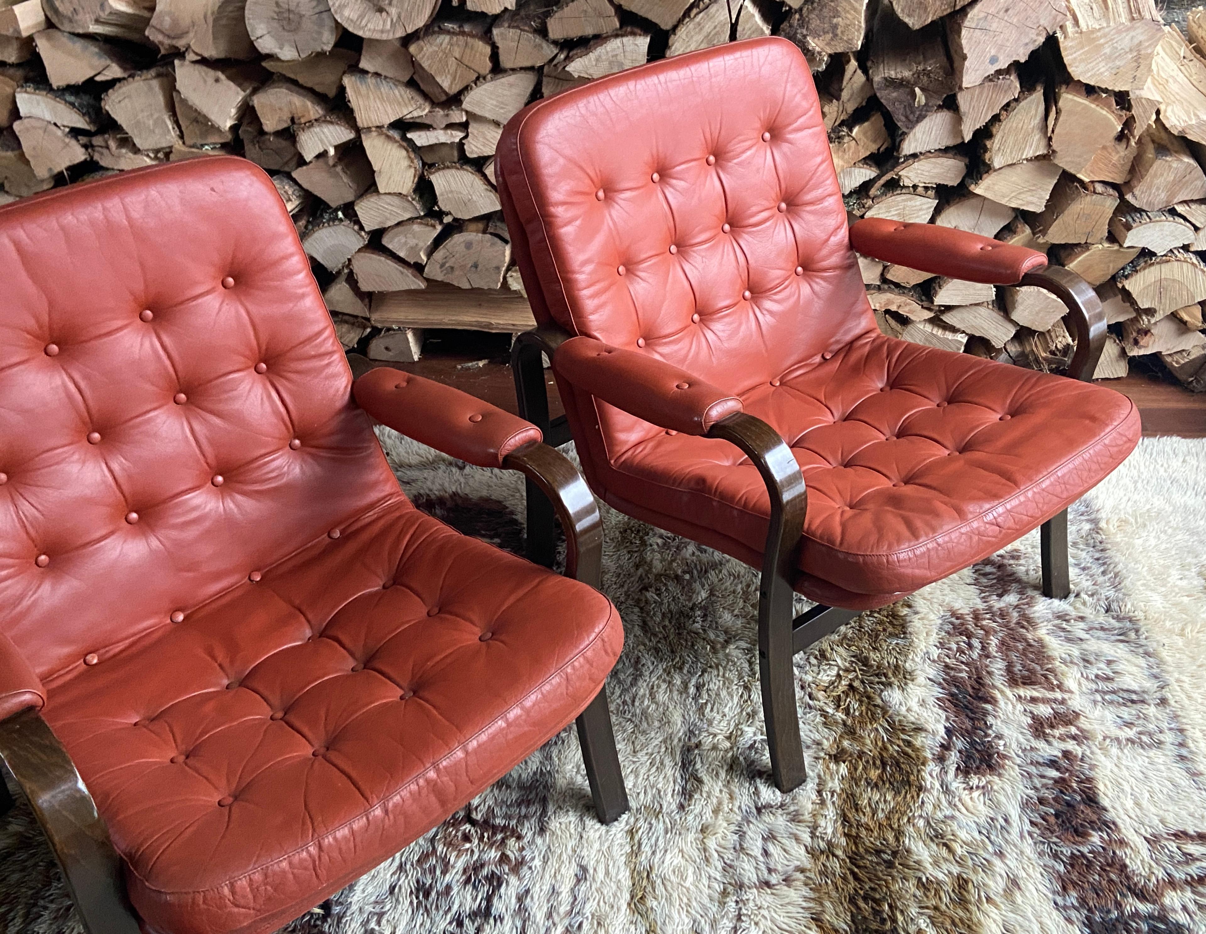 Pareja de tumbonas escandinavas de madera curvada y cuero - attr a Gote Mobler Escandinavo moderno en venta