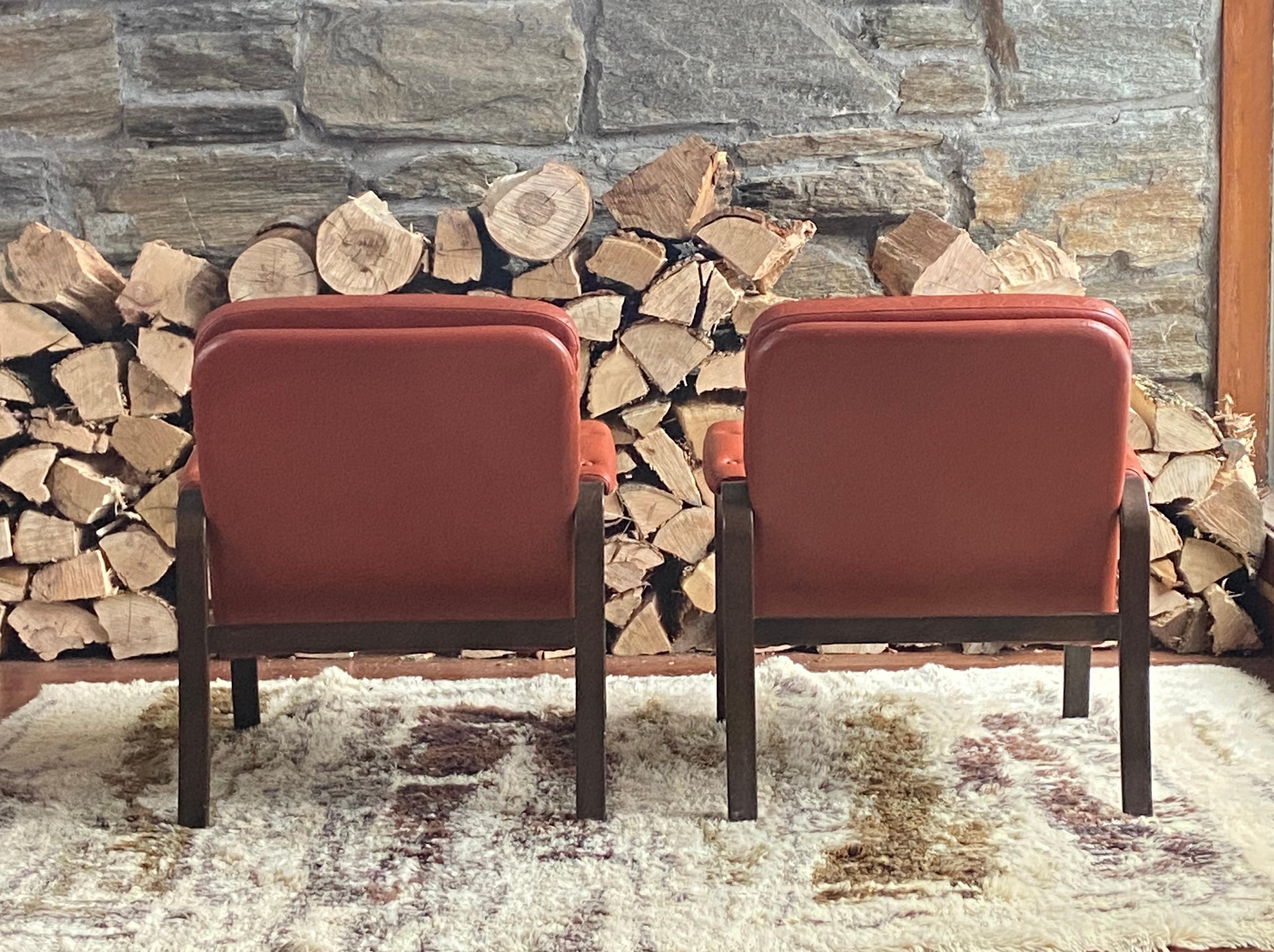 Pareja de tumbonas escandinavas de madera curvada y cuero - attr a Gote Mobler en Bueno estado para la venta en Liberty, NY