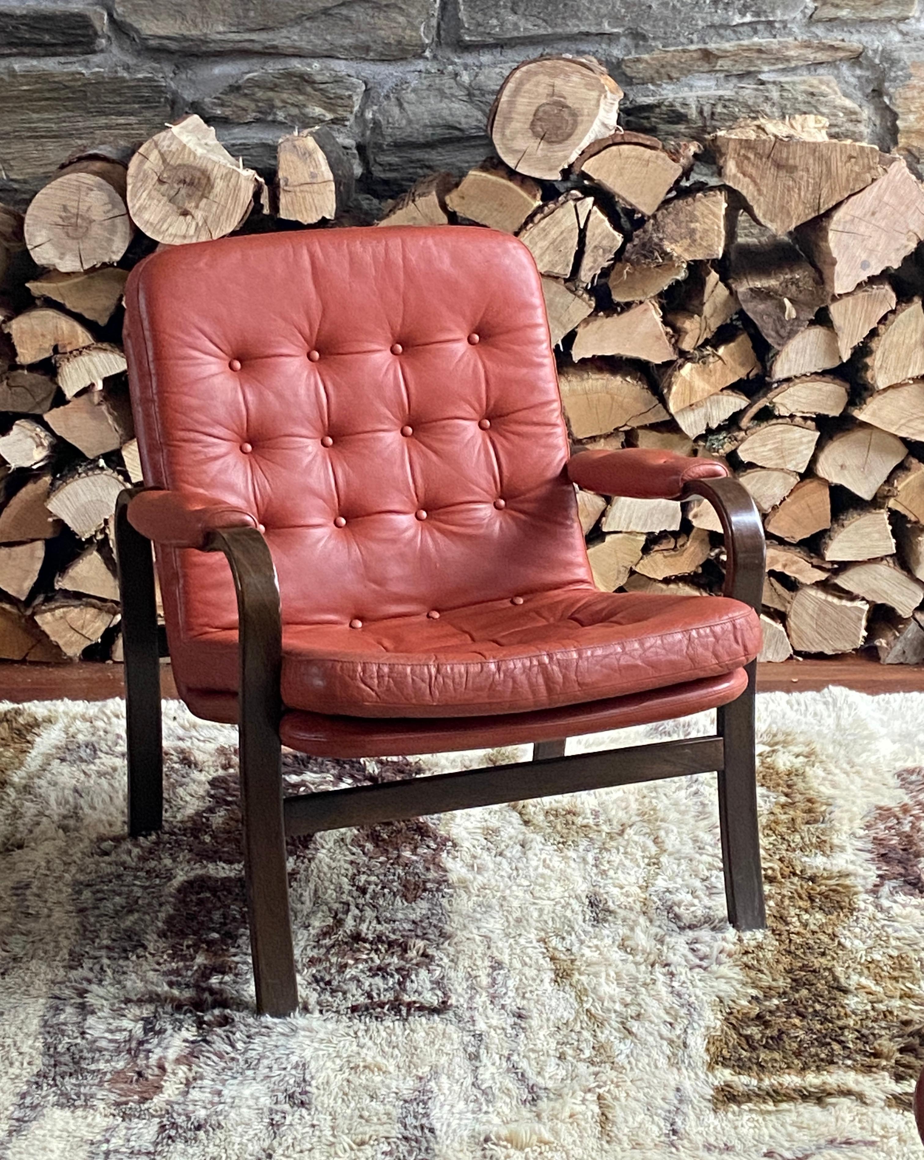 Pareja de tumbonas escandinavas de madera curvada y cuero - attr a Gote Mobler mediados del siglo XX en venta