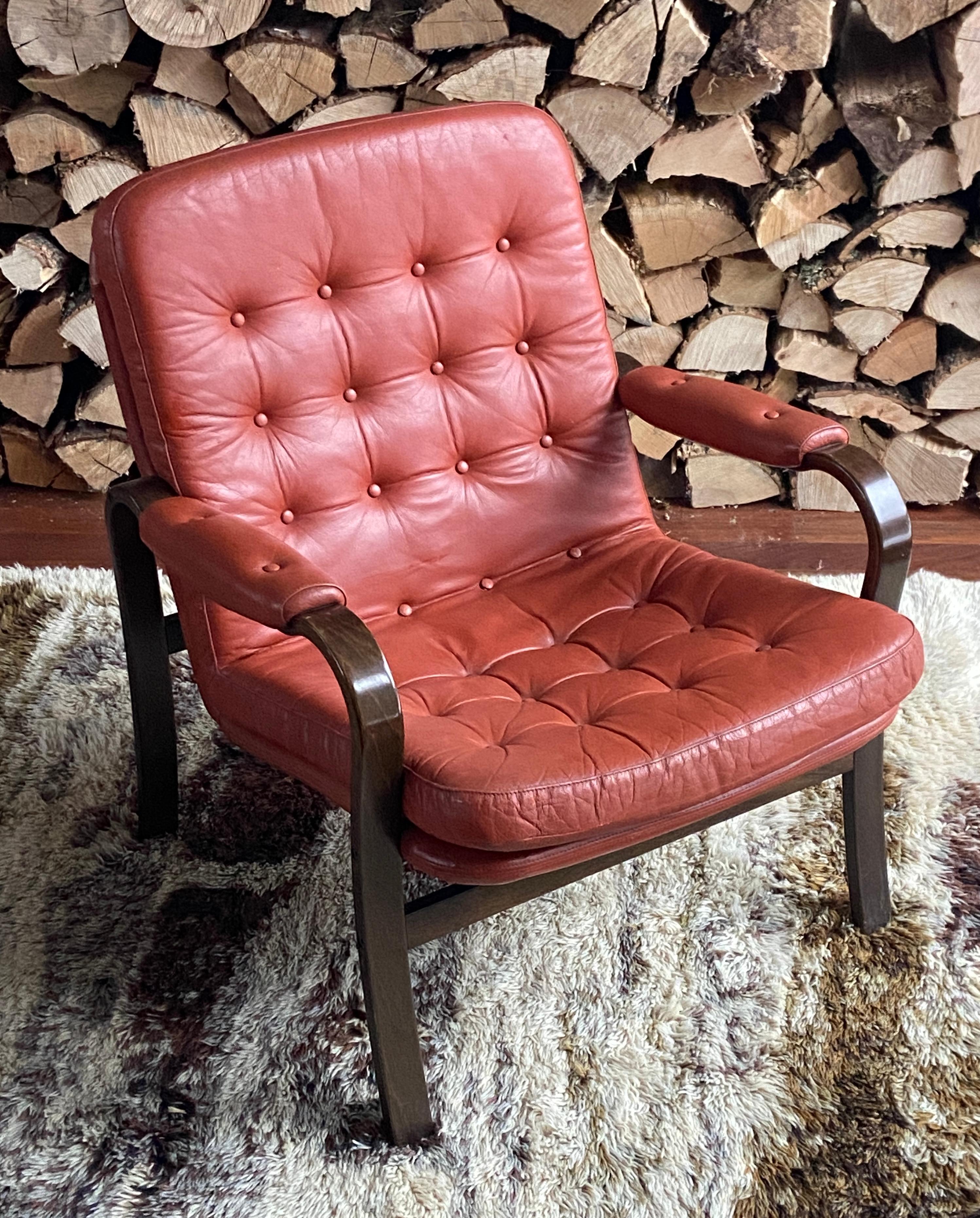 Pareja de tumbonas escandinavas de madera curvada y cuero - attr a Gote Mobler Cuero en venta