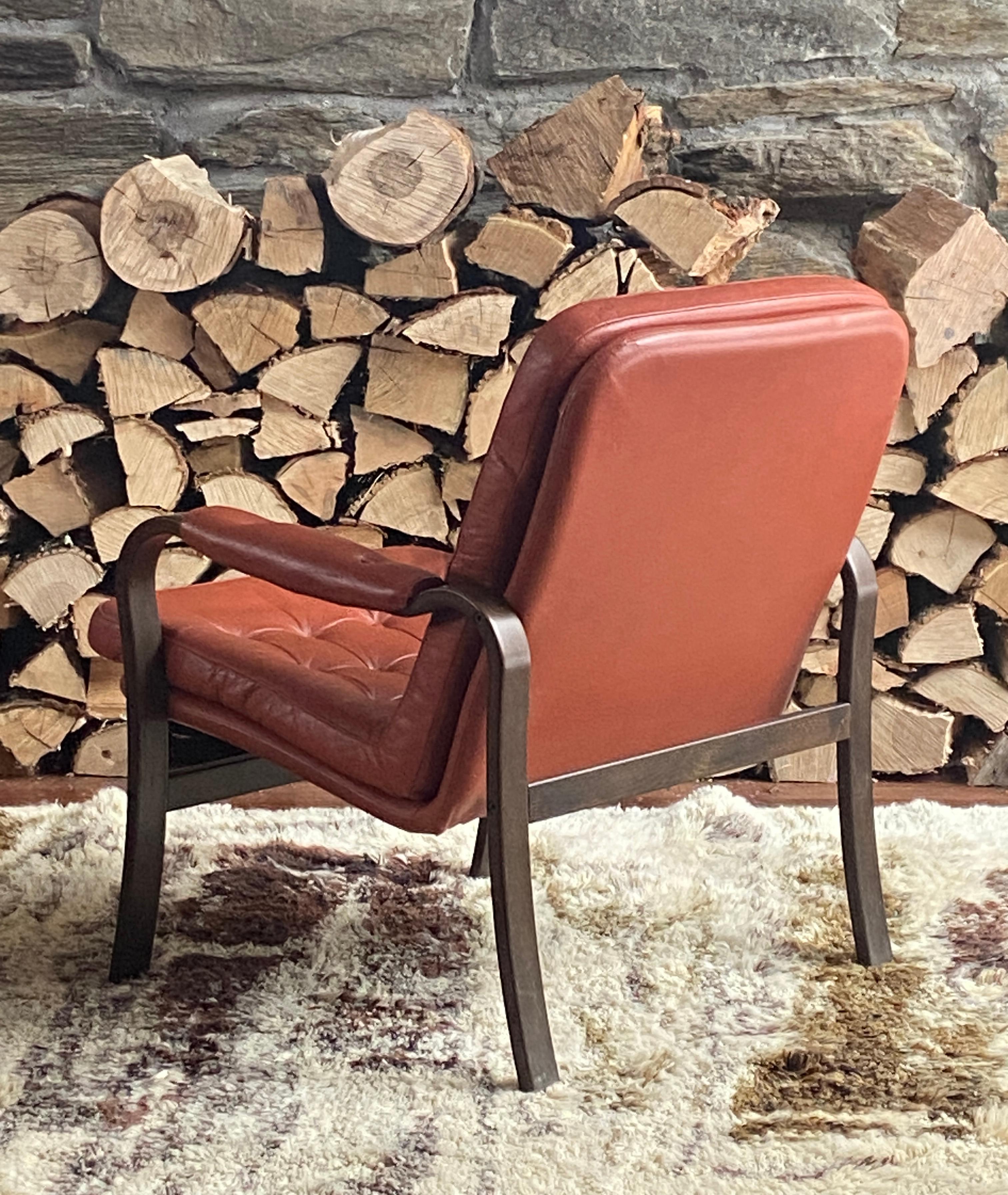 Pareja de tumbonas escandinavas de madera curvada y cuero - attr a Gote Mobler en venta 1