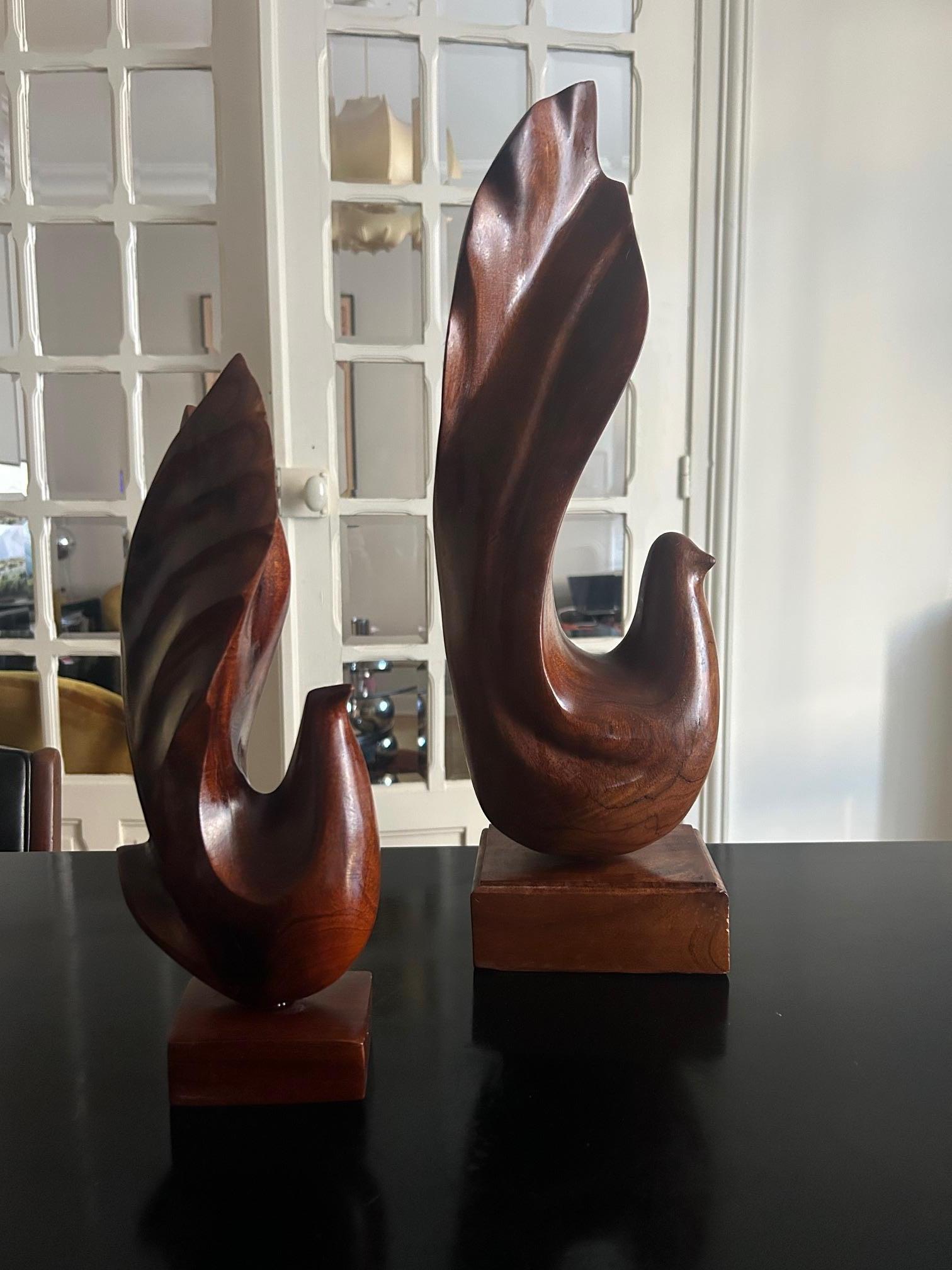 Pair of carved teak birds, 1960s
Elegant pair of decorative teak birds, typical of 1960s design. The work highlights clean, slender lines, revealing a minimalist and modernist aesthetic. The warm grain of the teak emphasizes the fluidity of the